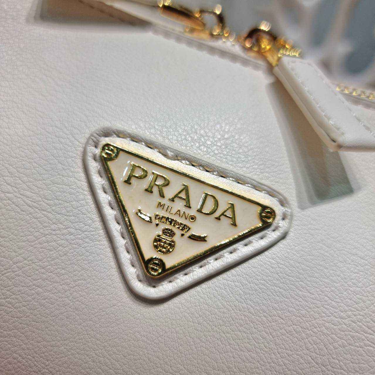 PRADA MEDIUM LEATHER HANDBAG กระเป๋าสะพายไหล่ดีไซน์เก๋และมาแรงมาก สาวๆหนุ่มๆติดแกลมต้องไม่พลาด สวยดูแพง เกรดวีไอพี ไฮเอน 1:1 ใช้งานต่างประเทศได้