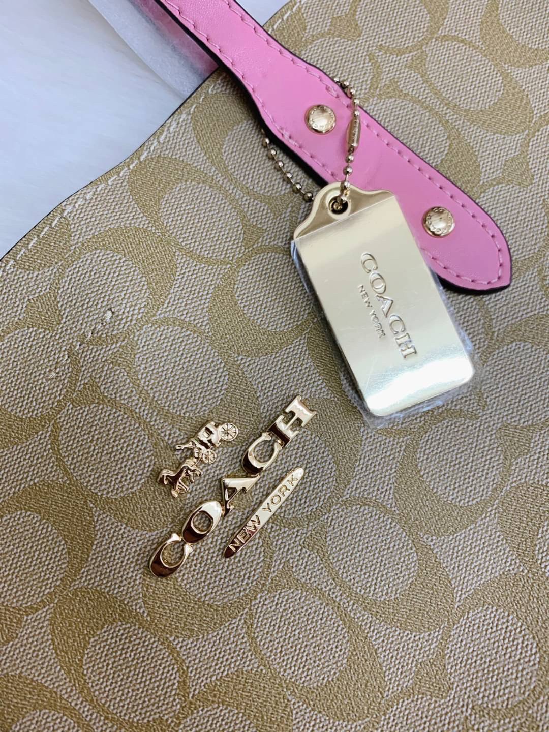 COACH TOWN TOTE SIGNATURE BAG((76636)) พร้อมส่งอีกครั้ง! กระเป๋าใบใหญ่หนังแท้ สวยงามค่ะ ป้ายอะไหล่แบรนด์แบบโลหะสีทองสวยหรูมากๆ เปิดปิดกระเป๋าแบบกระดุมแม่เหล็ก ใช้งานง่าย ภายในกว้างมากๆค่ะบอกเลย สาวๆที่สัมภาระเยอะหายห่วงค่ะ พร้อมช่องกระเป๋าซิปให้ใส่มือถือห