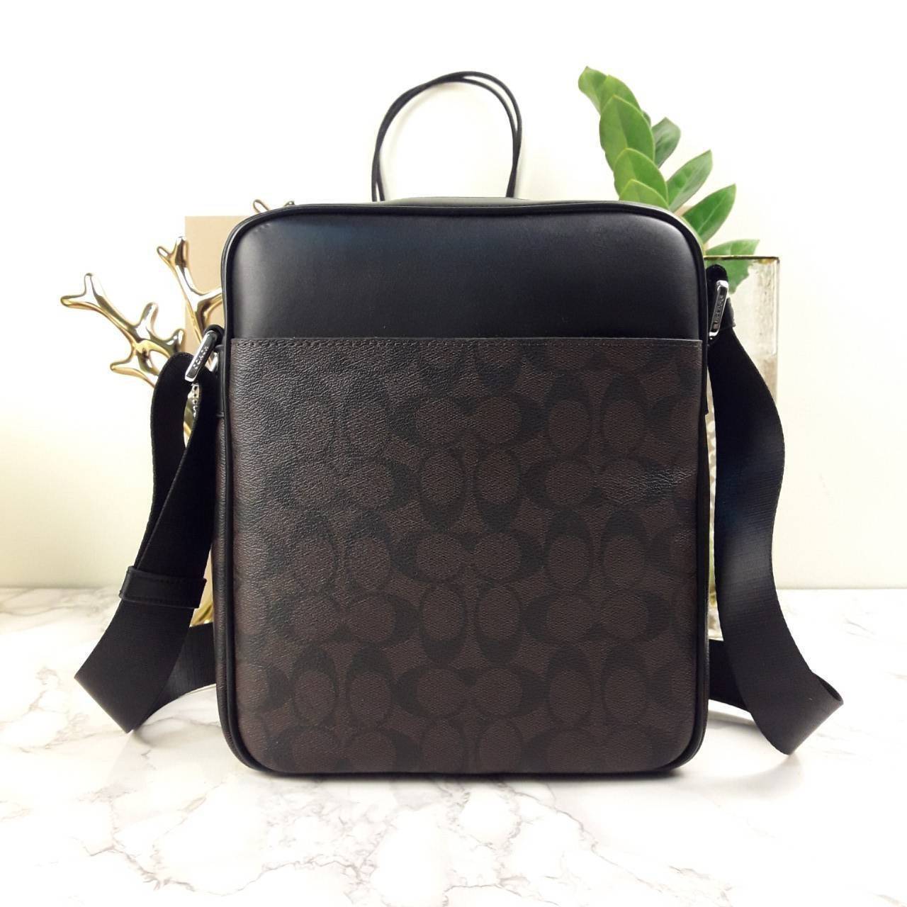 อมตะ ฆ่าไม่ตายจริงๆ กับรุ่นนี้!!😎//>>COACH CHARLES FLIGHT BAG(F54788)🍁สะพายข้าง ทรงสวย เป็นอีกรุ่น ที่ฮิตตลอดกาลไปเรียบร้อยแล้ว//วัสดุหนังแคนวาส สลับหนังแท้อย่างดี // ใช้ได้ทั้งชายและหญิง Unisexสุดๆ ใช้งานง่าย ทรงกล่อง จะสะพายเที่ยว 