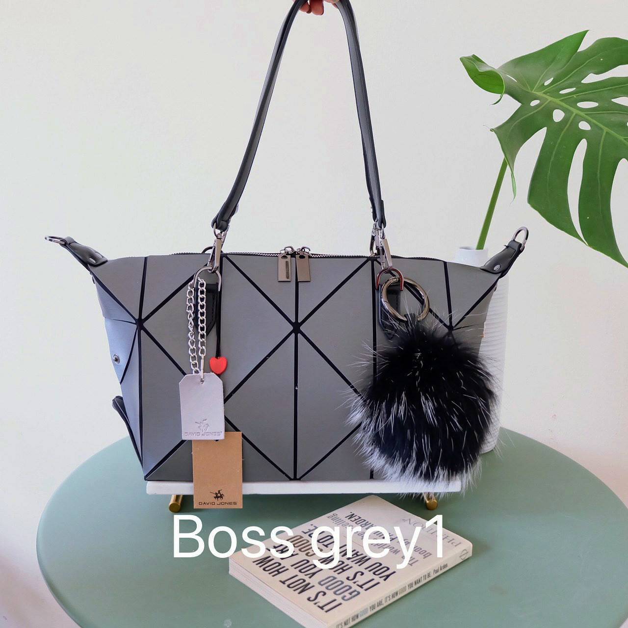 ห้ามพลาดเลยน๊า !! มาใหม่ กระเป๋าถือ/สะพาย ทรงสวย เหมือนซื้อ1ได้4 โอ้ย 🤩🤩 คุ้มสุดๆไปเลยค่า เพราะตัวกระเป๋าปรับได้ถึง4 แบบตามการใช้งานเลยน๊าแถมตัวกระเป๋าน้ำหนักเบาอีกด้วย ✨✨✨ สายสะพายถอดได้แถมสายยาวให้อีก 1 เส้น กระเป๋าท