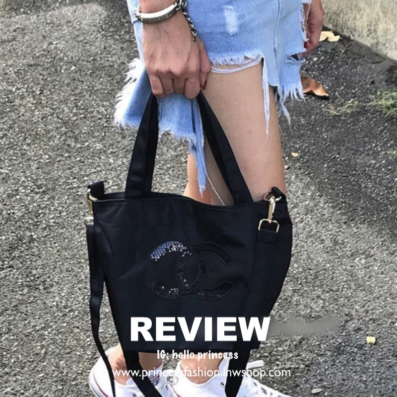 Chanel Beaute Black Sequin Shopping Bag กระเป๋าสะพาย ShoppingBag พรีเมี่ยมกิ๊ฟ Limited Edition ของแท้นำเข้าจากเคาน์เตอร์ Chanel Beaute ขนาดมินิ ด้านหน้า logoCC ประดับเลื่อมสีดำ เปิดปิดด้วยซิป หัวซิปแบรนด์ ภายในมี logo brand และช่องซิป ซับใน 100% Polyester