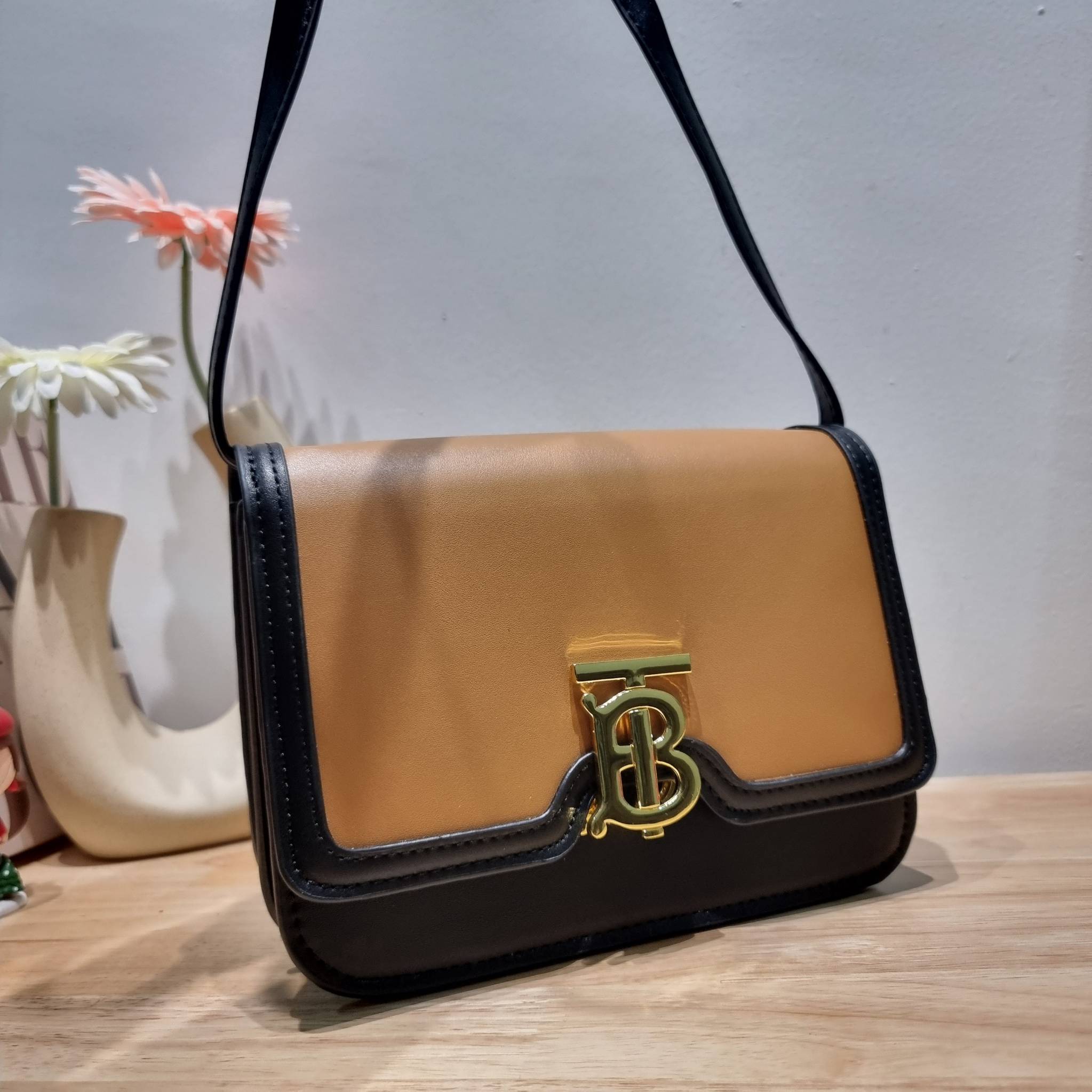 BURBERRY FRAGRANCES CROSSBODY BAG / BURBERRY SMALL CHECK CANVAS AND LEATHER TB BAG เบสท์ไอเท็ม!! คอลเลคชั่นที่ปังตลอดปี รอบนี้ออกแบบสไตล์ผู้ดีอังกฤษ เป็นเอกลักษณ์ london check โดดเด่น