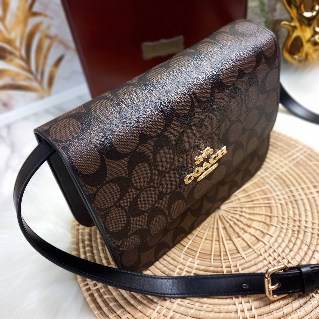 COACH BRYNN FLAP CROSSBODY IN SIGNATURE CANVAS (COACH C5633)🍁สวยหรู ทะลุ เกินเบอร์มาก//กระเป๋าสะพายข้าง หรือจะถือเป็นครัชก็เก๋แบบเลิศๆ>> มีสายยาวถอดได้ ปรับระดับได้ //วัสดุหนังแคนวาส ตกแต่งดีเทลหรูด้วยหนังแท้ และอะไหล่สีทอง งานสวย คมกริบ //เ