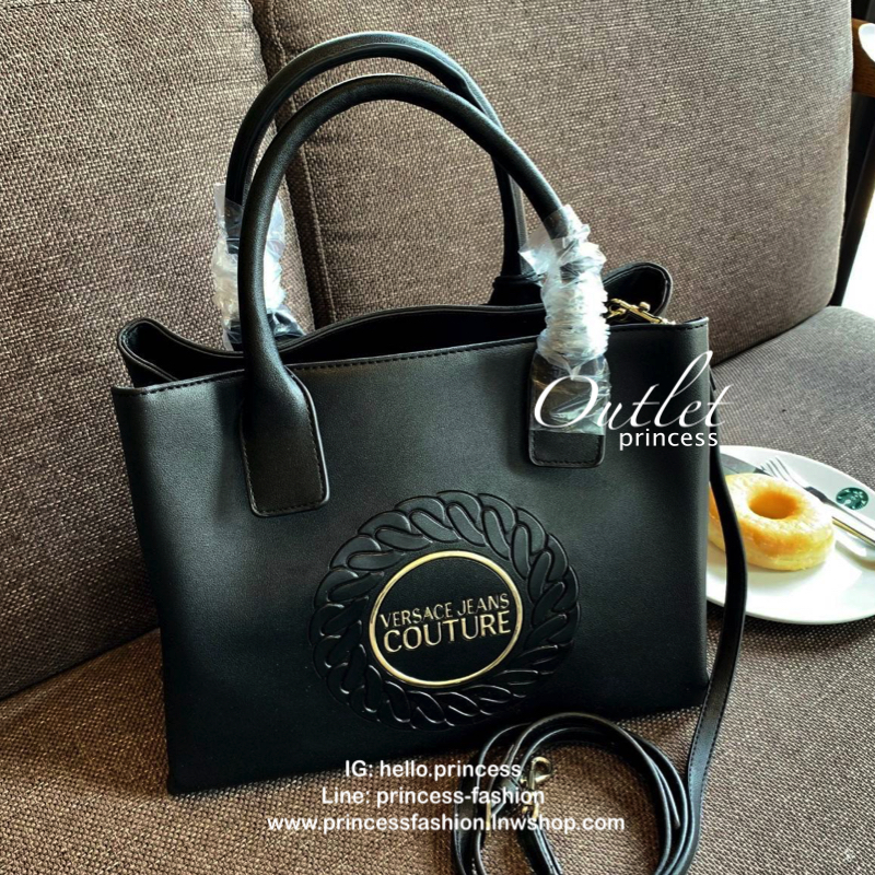 VERSACE JEANS COUTURE HAND BAG 2019 กระเป๋าถือ//สะพายข้างได้ วัสดุหนังเรียบ ผิวลื่น น้ำหนักเบา ด้านหน้ามีโลโก้แบรนด์หรู เปิดปิดปากกระเป๋าแบบกระดุมแม่เหล็ก แบ่งเป็น2ช่องใหญ่ใส่ของนะค่ะ แต่ละช่องกว้างมากทีเดียว มีช่องซิปและช่องเล็กใส่จองจุกจิกค่ะ มาพร้อมสาย