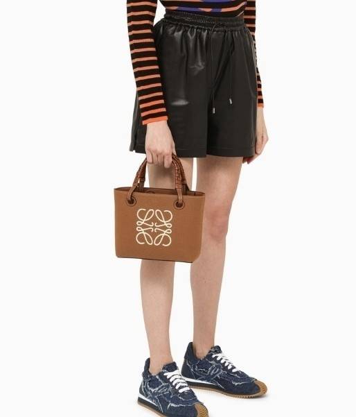 Loewe Anagram leather canvas tote bag / Loewe Tote Bag กระเป๋าโท้ทน้องใหม่ วัสดุทำจากหนังแคนวาส ใช้งานทนทาน ออกแบบมีสายสะพายไหล่และหูหิ้ว เรียกว่าใช้งานได้แบบ 2 in1 งานสวยล้ำ ไม่ซ้ำใคร ปักโลโก้ Anagram ที่ด้านหน้า เปิด-ปิดด้านบนด้วยเชือกผูก ด้านในมีช่องสำ