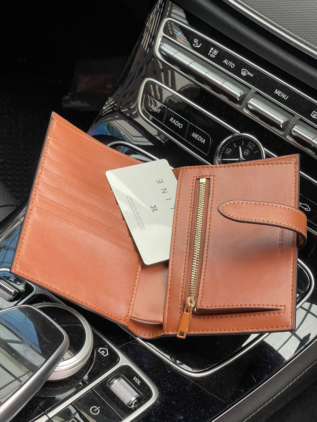 CELINE MEDIUM STRAP WALLET IN TRIOMPHE CANVAS กระเป๋าสตางค์ขนาดกลาง ถือแล้วจะให้ความรู้สึกที่คล้ายกับกระเป๋าคลัทช์ ดีไซน์ทันสมัยให้ใช้งานได้แบบครบครัน เป็นกระเป๋าสตางค์ ที่มีช่องสำหรับใส่ ธนบัตร เหรียญ และบัตรต่าง ๆ ใช้งานแบบ2ด้าน มีลวดลายTriomp ที่เป็นซิ