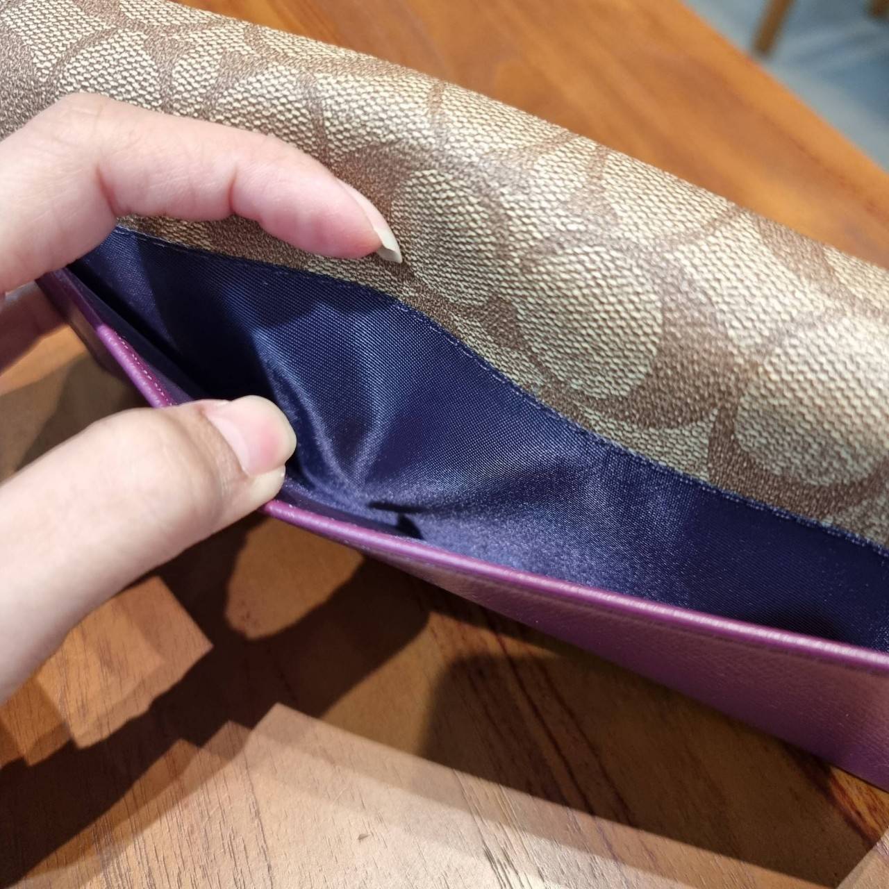 COACH F53763 TRIFOLD WALLET IN SIGNATURE กลับมาแล้วจ้า!! รุ่นขายดี!! 💓 ดีไซน์ใหม่ กระเป๋าสตางค์ใบยาว แถมที่ห้อยใส่บัตรแยกให้ (ถอดออกได้) น่ารักมากๆ ใช้งานง่าย เปิด-ปิดด้วยกระดุม ภายในใส่ธนบัตร ใส่บัตรได้เยอะ ใส่มือถือได้ไปอีก!! จุใจสุดๆ บอกเลยว่าใ