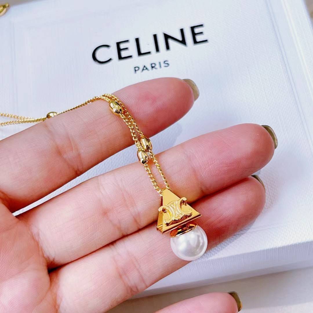 CELINE NECKLACE VIP สร้อยคอพร้อมจี้ดีไซน์สุดหรูคลาสสิคหายากชวนสะสมไอเท็มแบบนี้นานๆจะหลุดมาให้ช้อปจะซื้อใช้เองหรือมอบเป็นของขวัญก็เลิศหรูดูดี สินค้ามาพร้อม Original Package ถุงผ้ากำมะหยี่แบรนด์ กล่องและถุงกระดาษแบรนด์ Dutyfree ห้ามพลาดค่ะ!