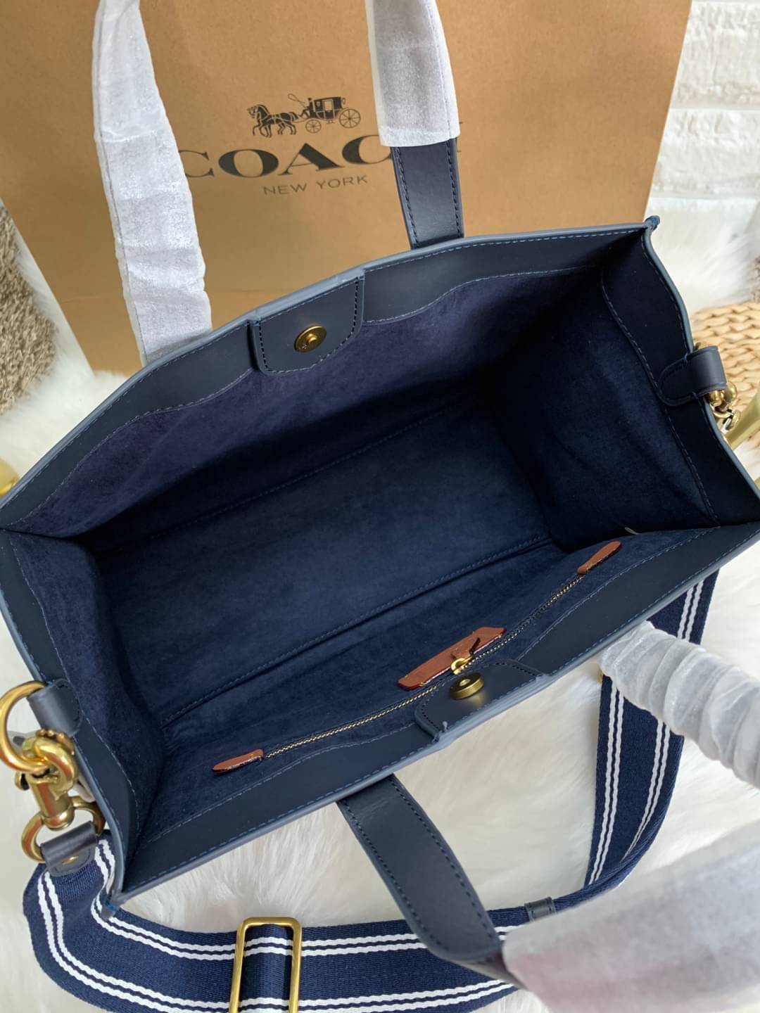 สวยๆ เคลียสต๊อค มีไม่มากจร้าา! COACH TOTE FIELD JACQUARD BAG ((C3282)) กระเป๋าหิ้ว//สะพายข้าง JacquardลายC+หนังแท้ สวยงามลงตัวมากๆค่ะ ปากกระเป๋าเปิดปิดแบบกระดุมแม่เหล็ก ภายในกว้าง สาวๆทีาสัมภาระเยอะบอกเลยเหมาะมากค่ะ