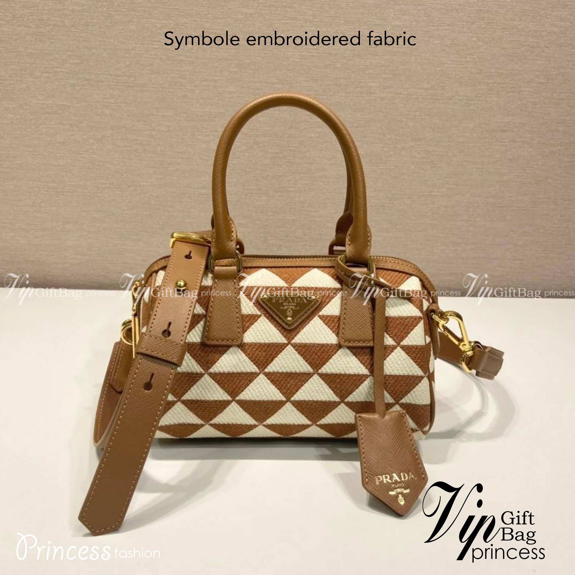 PRADA Symbole embroidered fabric top-handle bag พร้อมส่งรุ่นใหม่ มาแรง กับทรงหมอนอยู่ทรงสวย สาวๆห้ามพลาดเลยค่ะใบนี้ วัสดุทำจากผ้าแคนวาส