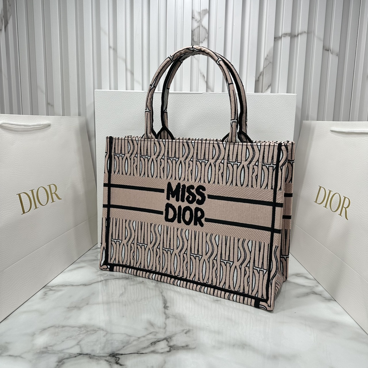 ORI หนังแท้ | Dior Miss Dior Allover Book Tote Handbag 14" กระเป๋าทรงโท้ทคอลใหม่ ดีไซน์ลวดลายกราฟฟิกสวยงามและหรูหราโดดเด่นไม่เหมือนใคร