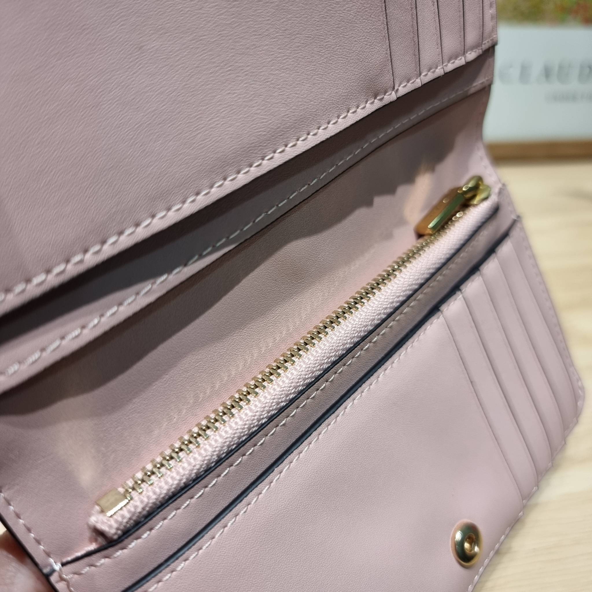 TORY BURCH KIRA CHEVRON MEDIUM SLIM WALLET กระเป๋าสตางค์ใบกลางรุ่นบาง ไม่กินพื้นที่กระเป๋า ดีไซน์เรียบหรู