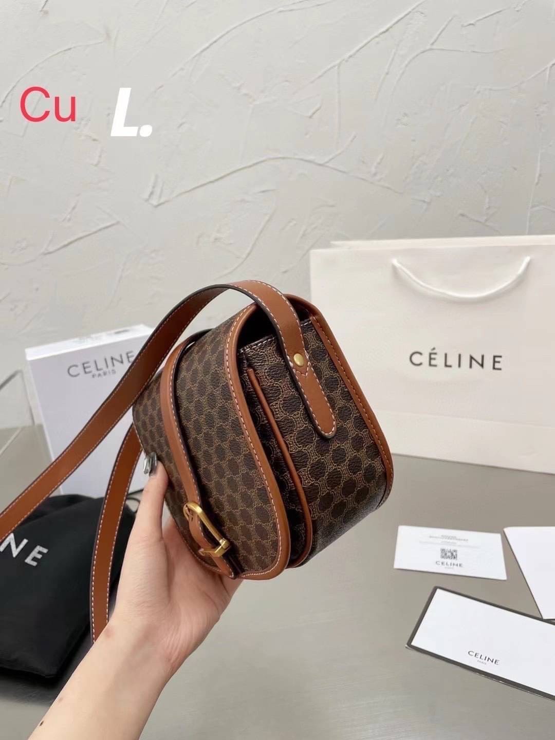 CELINE VINTAGE / CELINE Macadam crossbody bag / CELINE FOLCO BAG IN TRIOMPHE CANVAS กระเป๋าสะพายสไตล์วินเทจ หากใครที่กำลังมองหากระเป๋าสะพายข้าง ขนาดกะทัดรัด และเรียบหรู ต้องใบนี้เลยค่ะ