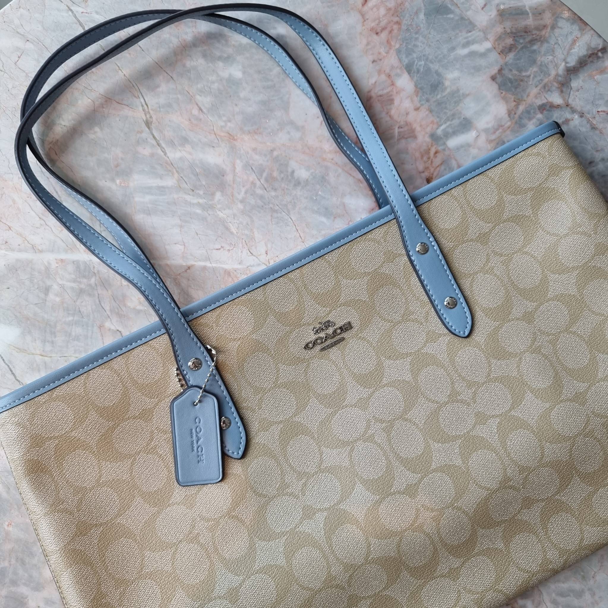 OUTLET 】COACH F58292 CITY ZIP TOTE IN SIGNATURE 16" รุ่นขายดี!! ไซส์ใหญ่ สีสวยมาให้แบบจัดเต็ม!! กระเป๋าถือทรงโท้ทใบใหญ่ สวยน่าใช้ทุกสี สะพายคล้องไหล่ได้เก๋ๆ จุของแน่นๆไปเลยจ้า!! วัสดุหนังแคนวาสคุณภาพ ปากกระเป๋าเปิด-ปิดด้วยซิป กันของหล่นได้ ถือไปไหนก็
