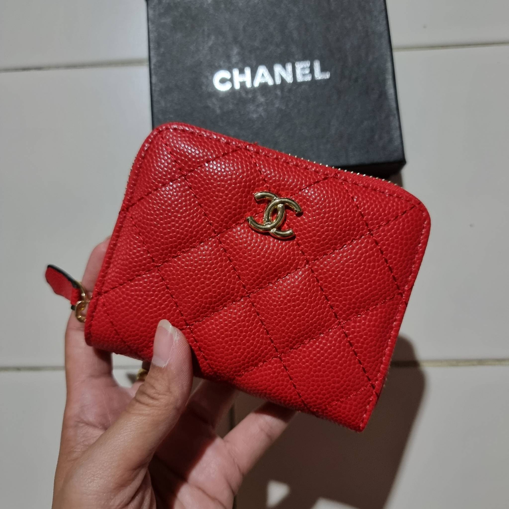 กระเป๋าสตางค์ใบสั้นรุ่นซิปรอบ จาก Chanel เรียบหรู ดูไฮน์ วัสดุหนังสังเคราะห์ลายคาร์เวีย ด้านในเป็นหนังซาฟเฟียโน่ เปิด-ปิดด้วยซิป รูดใช้งานง่าย ภายในกระเป๋ามีช่องใส่บัตร ใส่ธนบัตรได้ (แบบพับ) ดีไซน์เรียบหรูตามสไตล์ ใช้แล้วเฮง ใช้แล้วรวย จัดเลยจ้าา 🥰