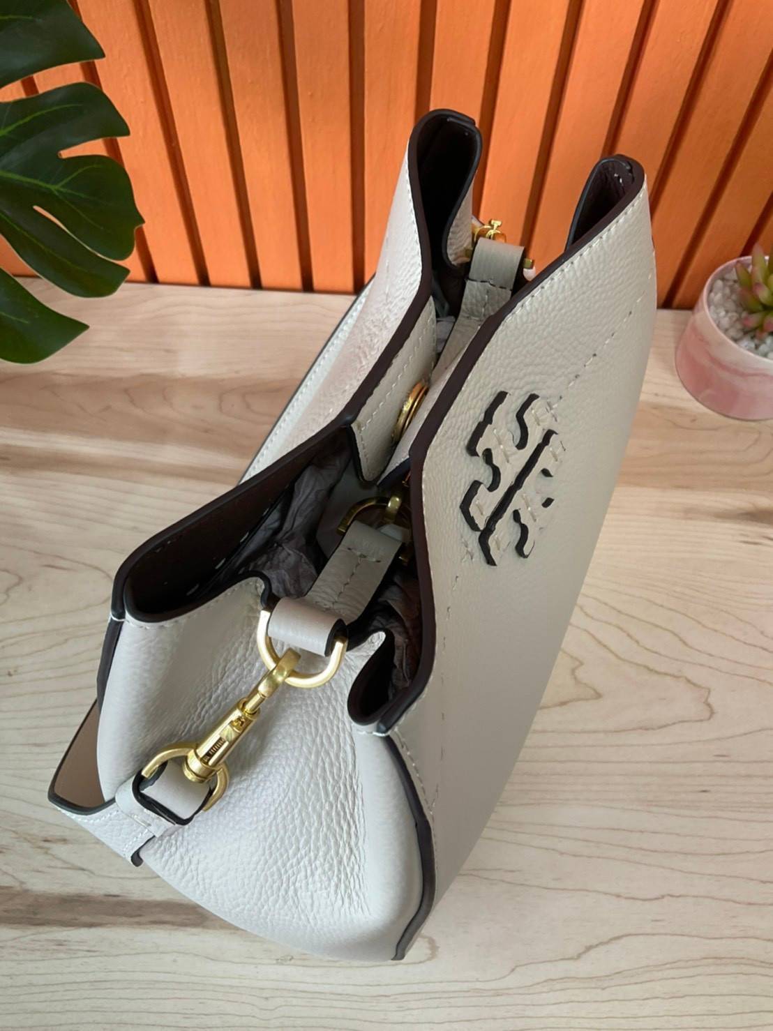 ของแท้ 💯% Tory Burch Mcgraw Hobo Bag TORY BURCH MCGRAW HOBO BAG รุ่น 51063 กระเป๋าสะพายไหล่ สะพายได้ 2 ทรง ทรงสวยไม่ตกเทรน ผลิตจากหนังแท้ หนังลูกวัว หนังนุ่ม หนังหอม น้ำหนักเบามากกก!! นิ่มสวยมากๆ