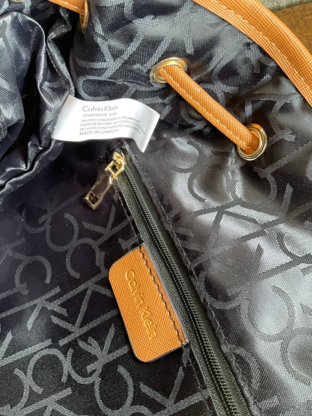 CALVIN KLEIN Monogram Backpack กระเป๋าสะพายเป้รุ่นใหม่ชนช้อป รุ่นยอดนิยม วัสดุ PVC คุณภาพดี หนังนิ่มสวย ฐานกระเป๋าแข็ง ตั้งอยู่ทรงรองรับน้ำหนักได้ดีมากๆ ตัวกระเป๋ามีน้ำหนักเบา ด้านหน้าประดับด้วยโลโก้แบรนด์ สายยาวดีไซน์เก๋ สะพายไม่เจ็บไหล่ เลื่อนปรับได้ฟรี