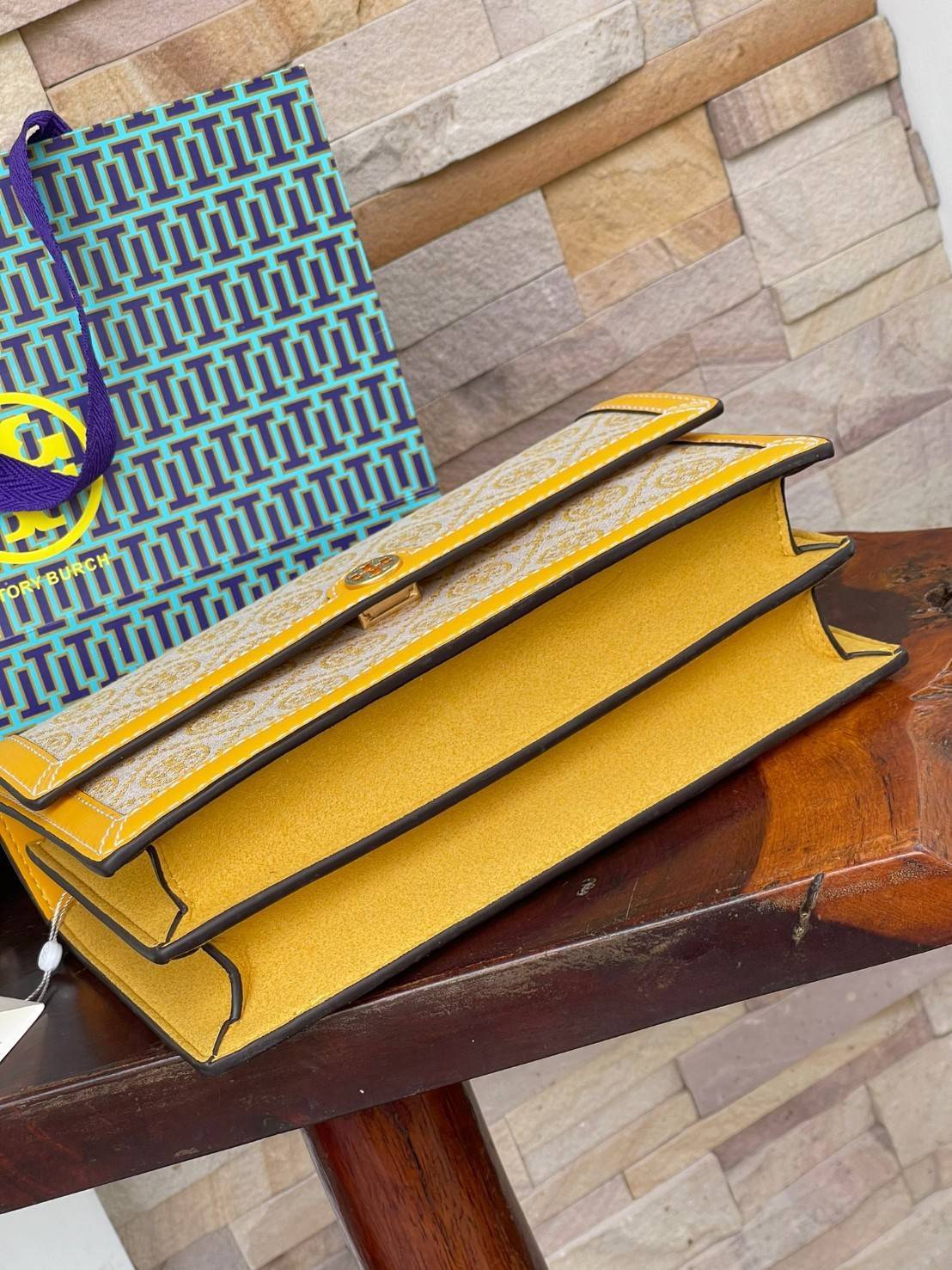 ของแท้ 💯% 】Tory burch t monogram jacquard shoulder bag คอลเลคชั่น T Monogram สำหรับคอลเลคชั่นฤดูใบไม้ผลิ 2021 เราสร้างสรรค์ลายโมโนแกรมที่ได้รับแรงบันดาลใจมาจากลวดลายการถักทอผ้าห่มของชาว Pennsylvania Dutch แบบดั้งเดิม