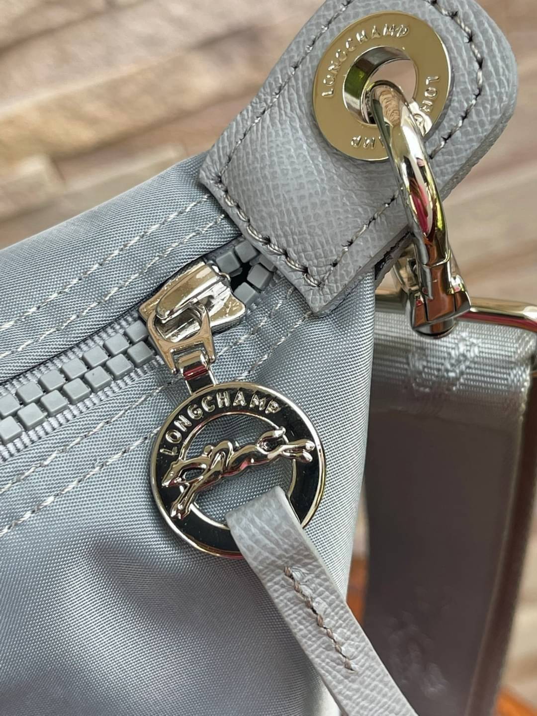 8สี พร้อมส่ง Longchamp LE PLIAGE NÉO TOP HANDLE BAG (medium size) อีกหนึ่งรุ่นยอดนิยม ที่สาวๆ ต้องมีไว้เก็บไว้สักใบ กระเป๋าโท้ทใบนี้ มาพร้อมกับสีที่มีสไตล์เรียบง่าย มีสายสะพายยาวปรับสั้นยาวได้ช่วยให้คุณสามารถสะพายไหล่ได้อย่างสบาย ในตัวสายปักโลโก้อันเป็นสั