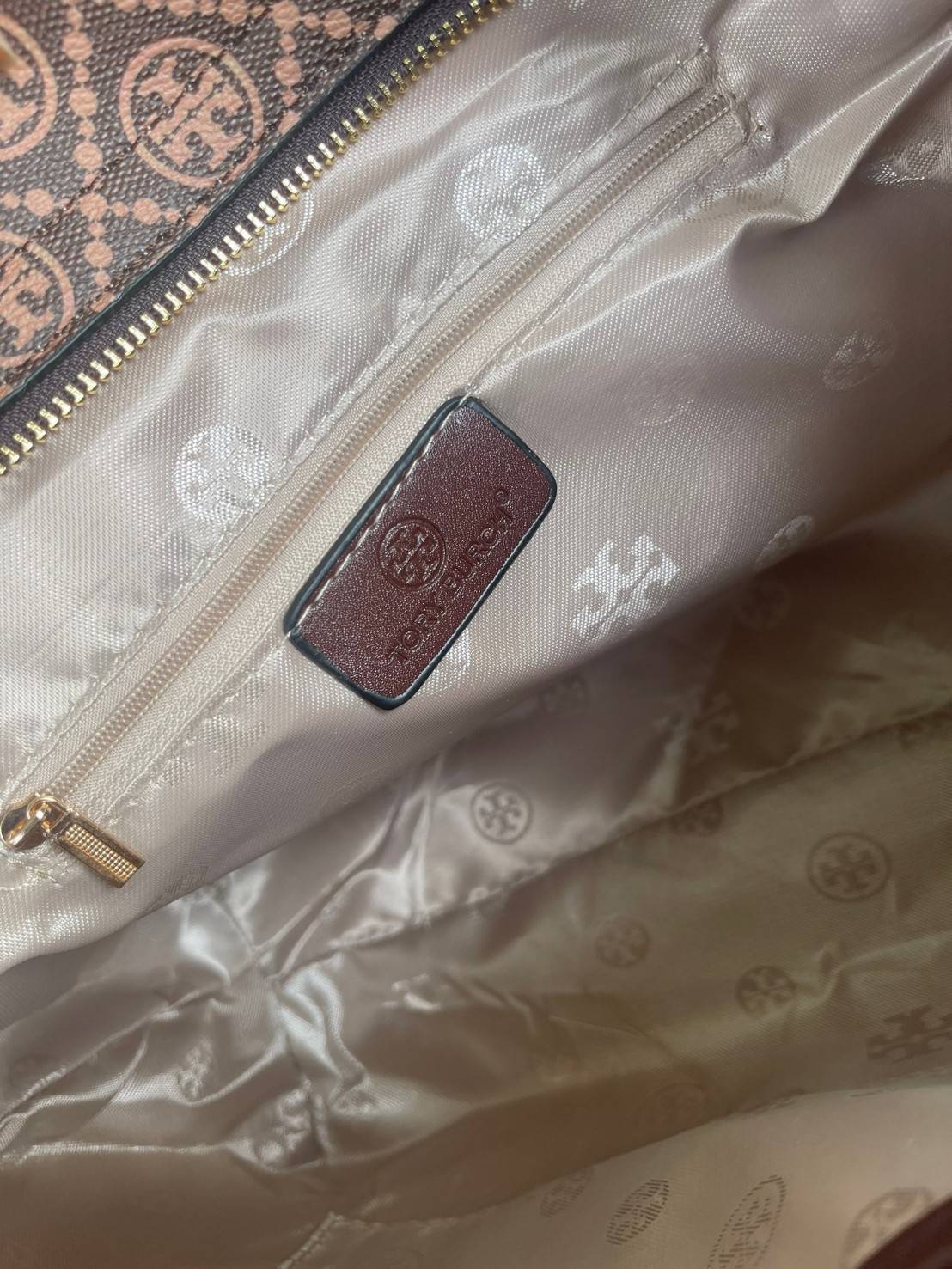 OUTLET 】Tory burch T Monograme Large shopping bag กระเป๋าสะพายใบไหล่ใบใหญ่ โดยตัวกระเป๋าทำมาจากผ้าแคนวาสเคลือบผิวด้านทนต่อรอยขีดข่วนได้เป็นอย่างดี ขนาดที่ใหญ่สามารถใส่ได้ทั้งเอกสารและสัมภาระต่างๆ พร้อมด้วยซิปปิดกระเป๋าด้านบนจึงเป็นอีกรุ่นที่เหมาะกับสาวออฟ