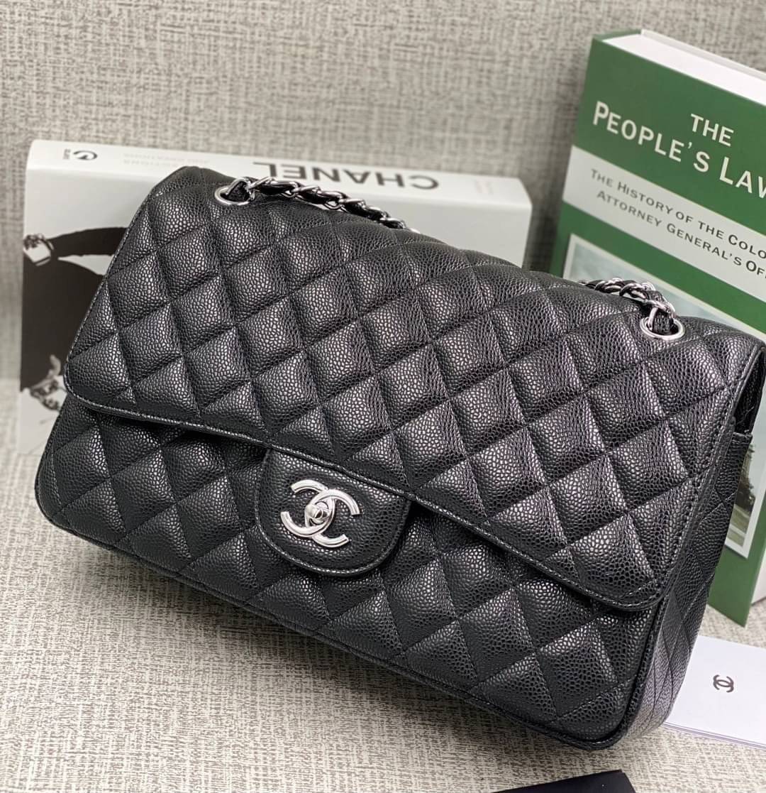หนังแท้ CHANEL LARGE CLASSIC JUMBO HANDBAG 30cm พร้อมส่งที่ไทย Lambskin & Grained Calfskin กระเป๋าสะพายคลาสสิกใบใหญ่ หนังแท้และโลหะสีทอง/สีเงิน ภาพสินค้าถ่ายจากงานขายจริง ใช้งานต่างประเทศได้