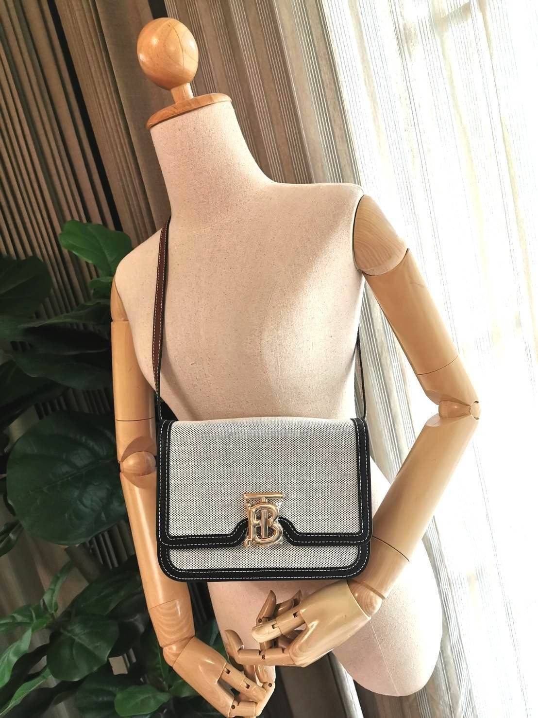 BURBERRY FRAGRANCES CROSSBODY BAG VIP GIFT WITH PURCHASE (GWP) พรีเมี่ยมกิ๊ฟรุ่นใหม่ล่าสุด Limited Edition วัสดุ Canvas & Leather ทรงเหลี่ยมสวยหรูอยู่ทรงโลโก้แบรนด์ด้านหน้าเปิดปิดด้วยฝาปิดสัญลักษณ์รูปตัวBภายในมีช่องแบ่งเป็นสัดส่วนใส่มือถือของจุกจิกได้ สาย