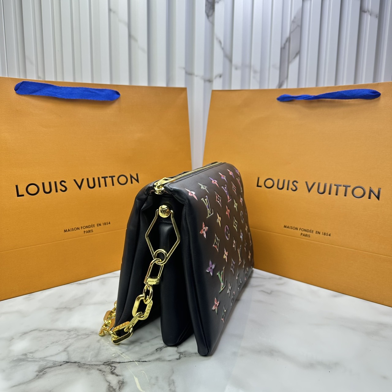 ORI หนังแท้ | LV Coussin PM bag Soft leather with Monogram pattern กระเป๋าถือสะพายไหล่ หรือถือเป็นกระเป๋าคลัทช์ หนึ่งในไอเท็มโดดเด่นจากแฟชั่นโชว์คอลเลกชันประจำฤดูกาล Spring-Summer หนังบุนวม