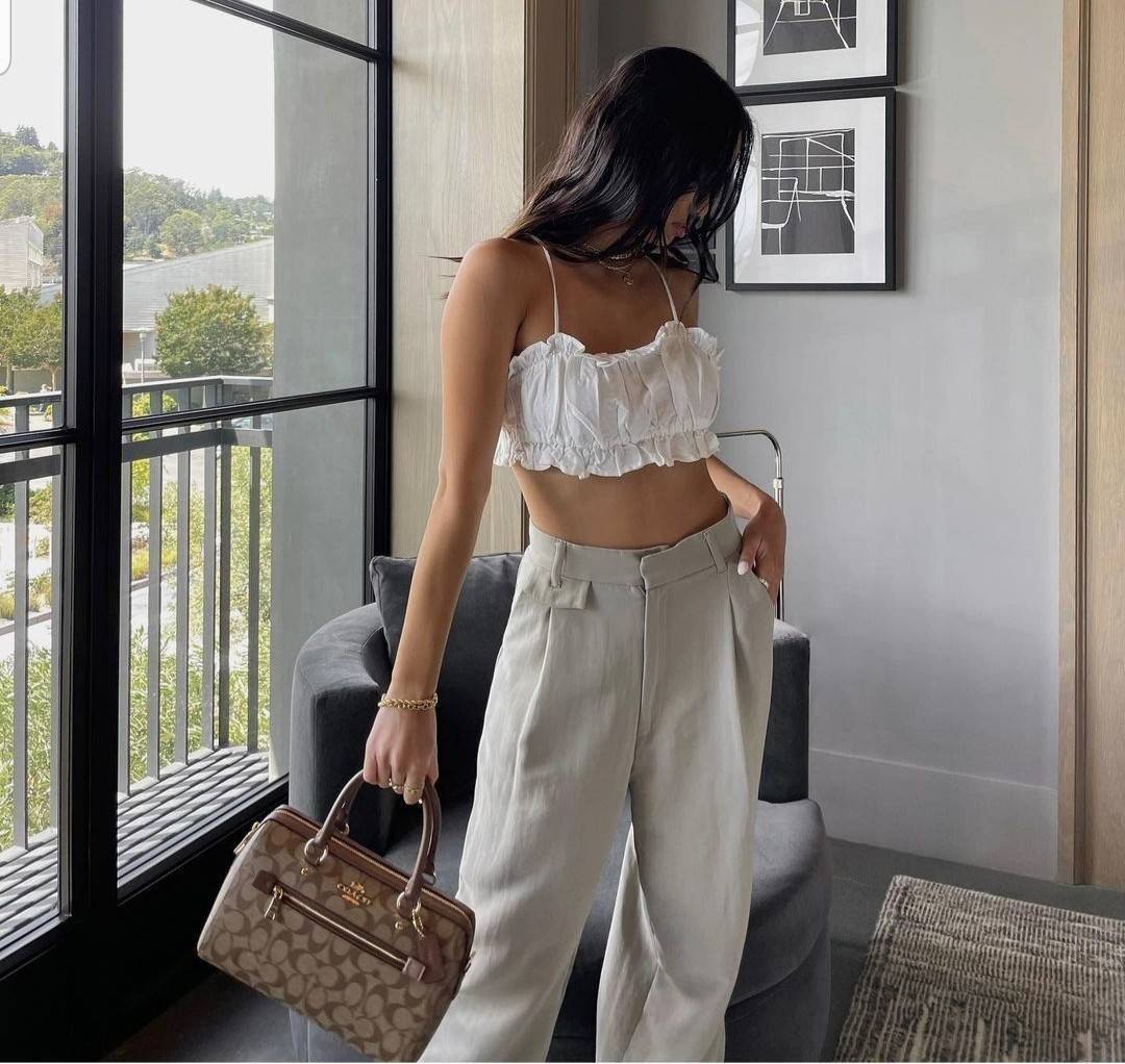 COACH F83607 ROWAN SATCHEL IN SIGNATURE CANVAS กระเป๋าทรงหมอนยอดฮิต คลาสสิคใช้งานได้ไม่มีเบื่อ มาครบสีขายดี ด้วยรูปทรงสวยงาม และใช้งานได้อย่างกระฉับกระเฉง วัสดุหนังแคนวาสเคลือบลาย ทนทาน ภายในโล่งกว้าง มีช่องซิปและแบ่งสัดส่วนได้ลงตัว บอกเลยว่าสาวๆพลาดไม่ได