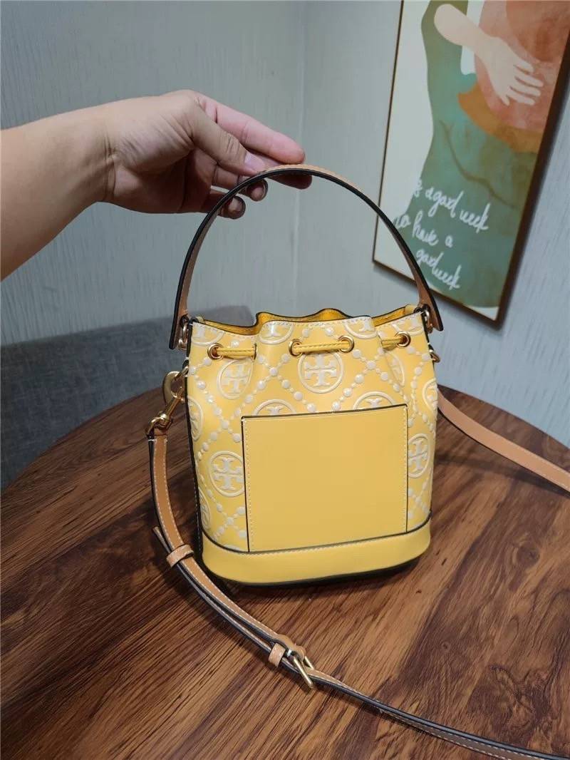 Medium : Tory Burch T Monogram Embossed Bucket Bag กระเป๋าถือหรือสะพายไหล่ ประดับด้วยลวดลายอันเป็นสัญลักษณ์ของแบรนด์ ถูกประดิษขึ้นด้วยความพิถีพิถันวัสดุหนังอย่างดี ด้านในบุด้วยหนังไมโครซูแอคเนื้อนุ่มทำความสะอาดง่าย กระเป๋าผ่าหลังด้านนอก1ช่อง ด้านใน 1ช่อง 