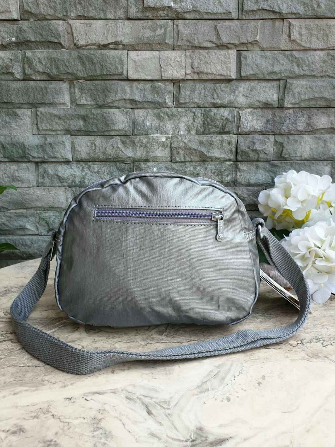 Kipling nylon shoulder bag รุ่น ( K15313 ) >>พร้อมส่งค่ะกระเป๋าสะพายข้างรุ่นใหม่ล่าสุด วัสดุไนล่อน กันน้ำ บุด้วยนวมที่ฐานกระเป๋าเพิ่มความนุ่ม >>รูปทรงสวย ขนาดกระทัดรัด มีช่องกระเป๋าด้านหน้าใส่ของจุกจิกหนึ่งช่อง >>มีช่องซิปหลักนะค่ะ ด้านใ