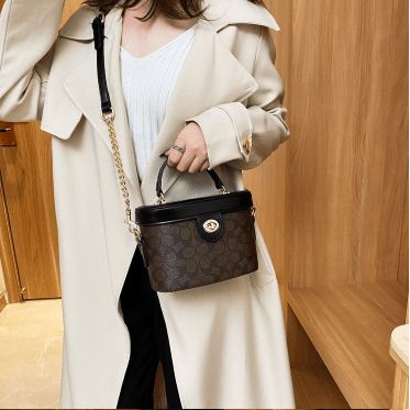 COACH KAY CROSSBODY IN SIGNATURE ((78277)) กลับมาอีกครั้ง! กระเป๋าหิ้ว//สะพายแบบครอสบอดี้ร์ หนังแท้นิ่มสวย เปิดปิดกระเป๋าแบบหมุนล็อค ภายในโล่งสามารถใส่กระเป๋าเงินใบกลางได้;มือถือได้ทุกรุ่น; มีช่องเล็กให้ใส่ของจุกจิก;ซัปในบุผ้าอย่างดีเลยค่ะ มาพร้อมสายสะพาย