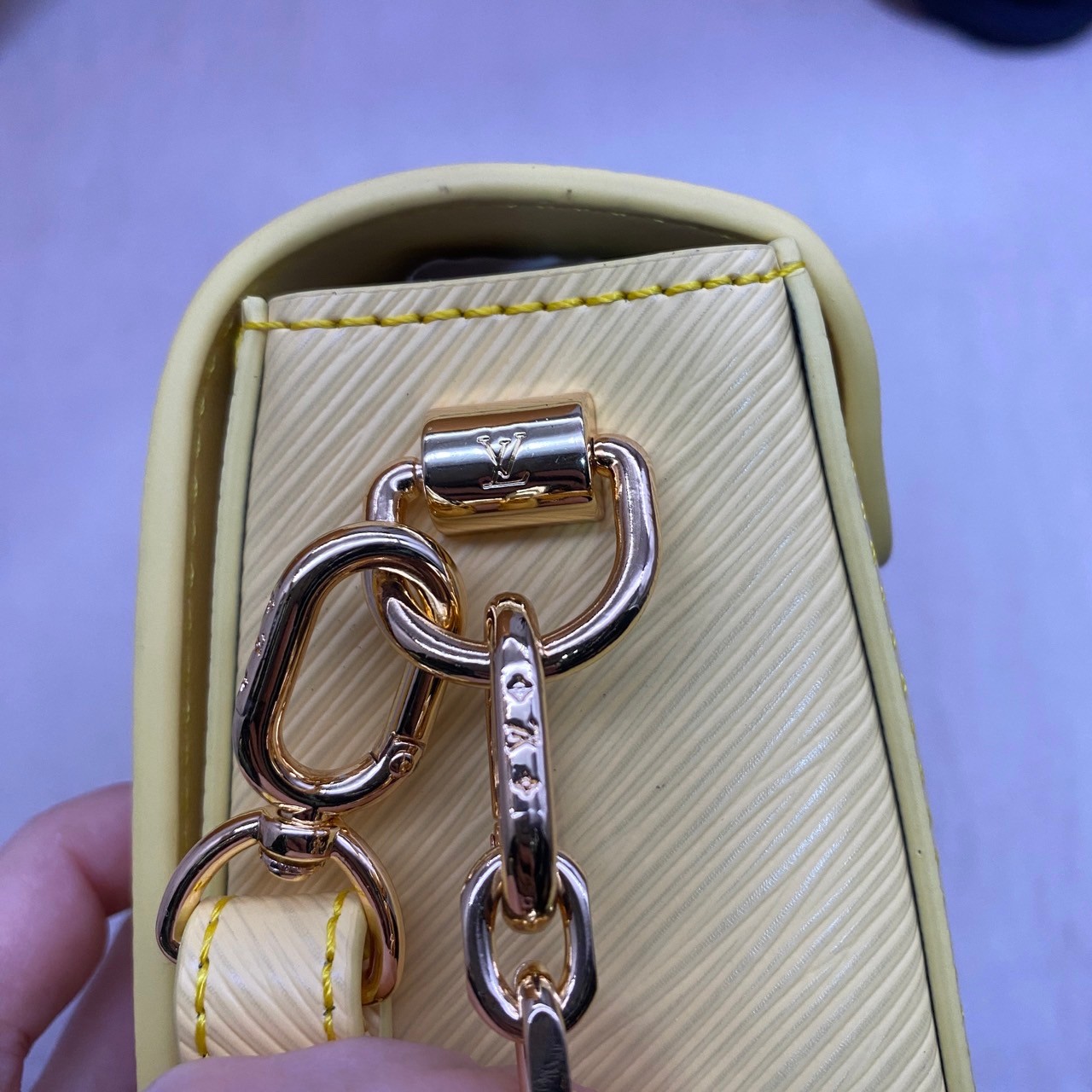 พร้อมส่ง 3 สี LV Twist Bag 24cm กระเป๋ารุ่นทวิสรูปทรงใหม่ หนัง Epi สุดไอคอนิกโลหะสีทองเงางาม เกรดออริจินอล 1:1 สลับแท้ ภาพถ่ายจากงานขายจริง ใช้งานต่างประเทศได้