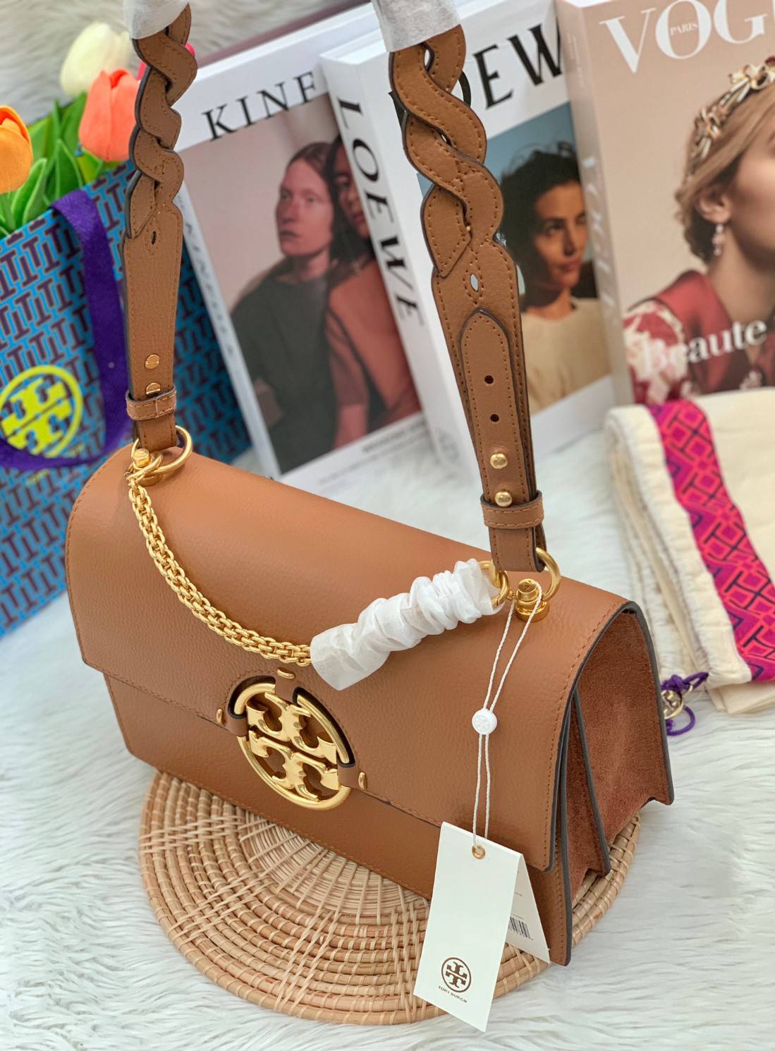 สวยจริงไม่จกตาจ้าา😘 TORY BURCH MILLER SHOULDER BAG BRAIDED STRAP LARGE ((81668)) พร้อมส่งที่ไทย! กระเป๋าหิ้วและสะพายไหล่ได้ในตัว หนังแท้ลายหนังสวยมากๆค่ะ ด้านหน้ามีอะไหล่โลโกแบรนด์ หรู สะพุดตาทีเดียว เปิดปิดกระเป๋าแบบฝาปิด ภายในมีช่องหลักใส่ของ2ช่