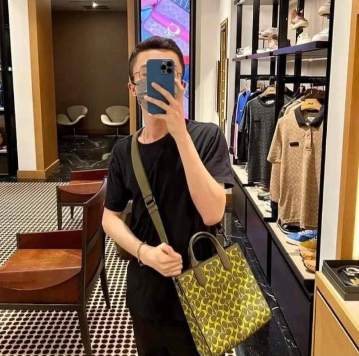 COACH COLORFUL GOTHAM TOTE SIGNATURE ((CA814)) รุ่นนี้ใช้ได้ทั้งผู้ชายและผู้หญิง ขนาดกลางๆกำลังสวยเลยค่ะ ใหม่ล่าสุด ก่อนใคร! กับกระเป๋าที่รังสรรค์สีออกมาได้สดใส เรียกได้ว่าจัดเต็มในเรื่องสีมีเดียวค่ะ หนังแท้ ลายหนังสวย บวกกับโลโก้แบรนด์ทั้งใบที่ลงลายสีได้