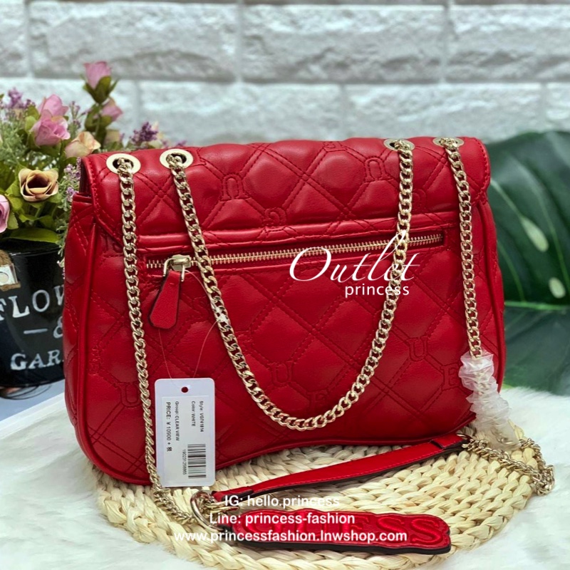 GUESS LOLLI CONVERTIBLE CROSSBODY BAG รุ่นแนะนำค่ะ!! กระเป๋าสะพายข้าง//ทบสายสะพายไหล่ได้ วัสดุหนังลายนวม ด้านหน้ามีอะไหล่โลโก้แบรนด์ เปิดปิดกระเป๋าแบบกระดุมแม่เหล็ก ภายในกว้างสามารถใส่ของจุ ใส่กระเป๋าสตางค์ใบยาวได้ค่ะ มีช่องซิปและช่องเล็กใส่ของจุกจิกน่ะค่