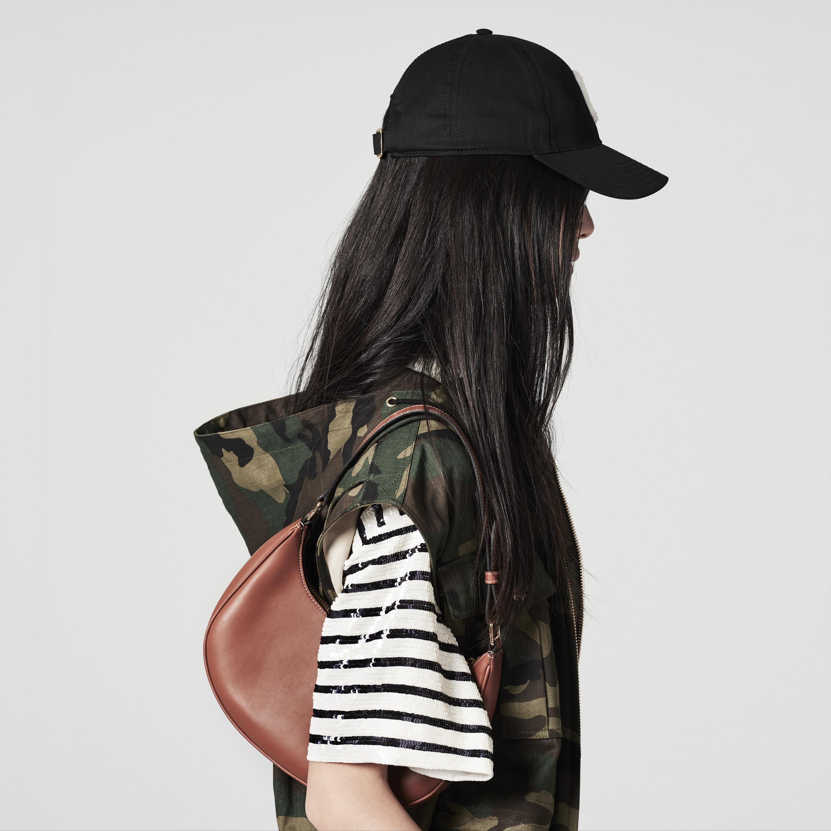 CELINE Ava Bag in Smooth Calfskin with Triomphe Embroidery กระเป๋าคล้องไหล่ซีลีนรุ่นใหม่ โลโก้งานปัก เรียบหรูและคลาสสิกมากๆ เข้ากับการแต่งตัวหลายสไตล์ ใช้ได้ทั้งกลางวันและกลางคืน หากสาว ๆ คนไหนที่กำลังมองหากระเป๋าสะพายไหล่ใบเล็กและ Practical เราขอแนะนำรุ่