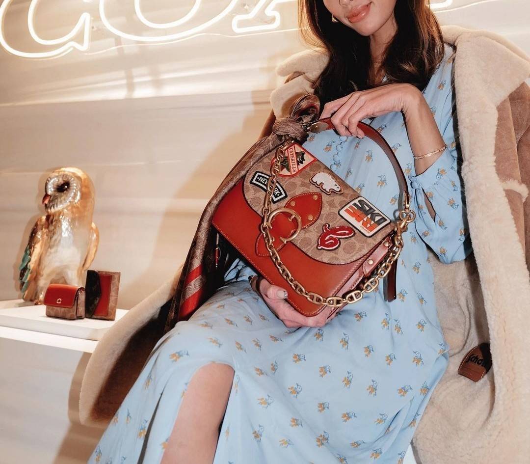 OUTLET 】COACH BEAT SHOULDER BAG IN SIGNATURE CANVAS WITH PATCHES (C6837) ไหวมั้ยเนี้ย!! สวยฟาดอีกแล้วนะยูวว 🤩🌺คอลเลคชั่นใหม่สุดปัง อลังเวอร์!//กระเป๋าถือ สะพายไหล่ลาย SIGNATURE ตกแต่งความเก๋ด้วยแผ่นแปะลวดลายที่มีเฉพาะจาก COACH คอลเลคชั่นนี