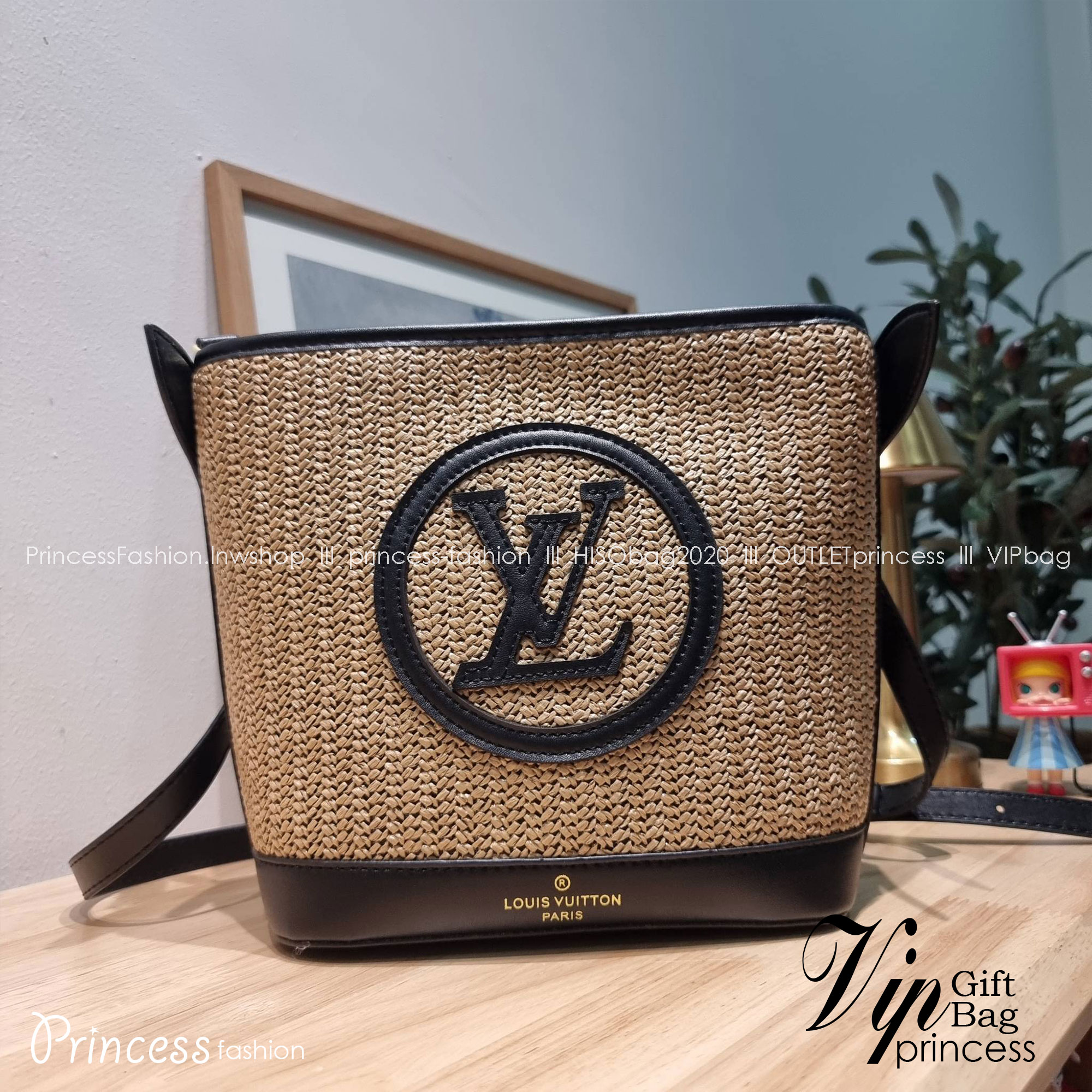 LV PETIT BUCKET BAG ไอเท็มเอ็กซ์คลูซีพจัดมาให้สาวๆโดยเฉพาะ!! กับกระเป๋าสะพายรุ่นลิมิเต็ดหายาก รูปทรงสวยงามสานเต็มใบ และยังโดดเด่นด้วยโลโก้