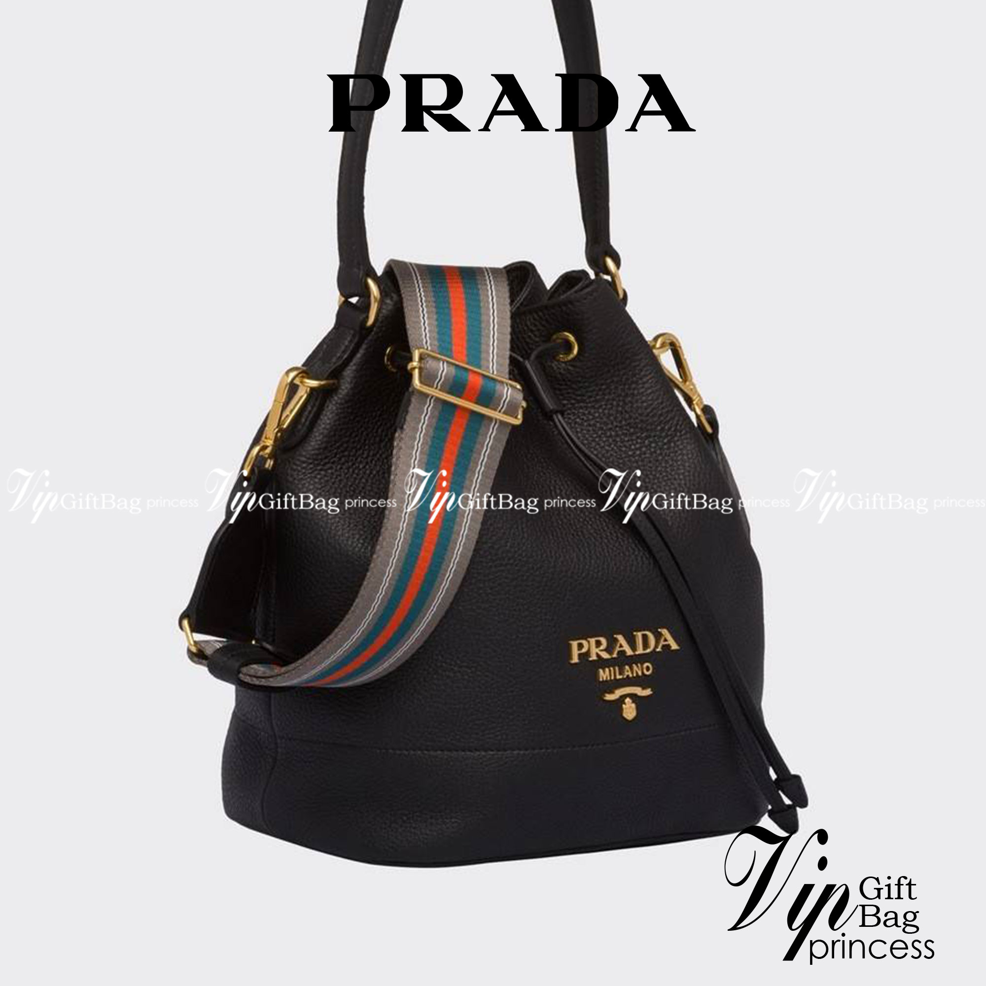 Prada leather bucket bag กระเป๋าสะพายทรงขนมจีบ ดีไซน์เรียบ แต่หรู น่าใช้มากๆ หนังสวยมาก วัสดุหนัง pepble สัมผัสนิ่มมือ ตกแต่งโลโก้สีทองตัดหนังดำ คือเลิศ!! ปากกระเป๋ารูดเปิดปิดได้ สะดวกใช้งาน ภายในโล่งกว้าง จุของได้เยอะ ไม่ธรรมดาเลย พิเศษ!! นอกจากสายคล้องใ
