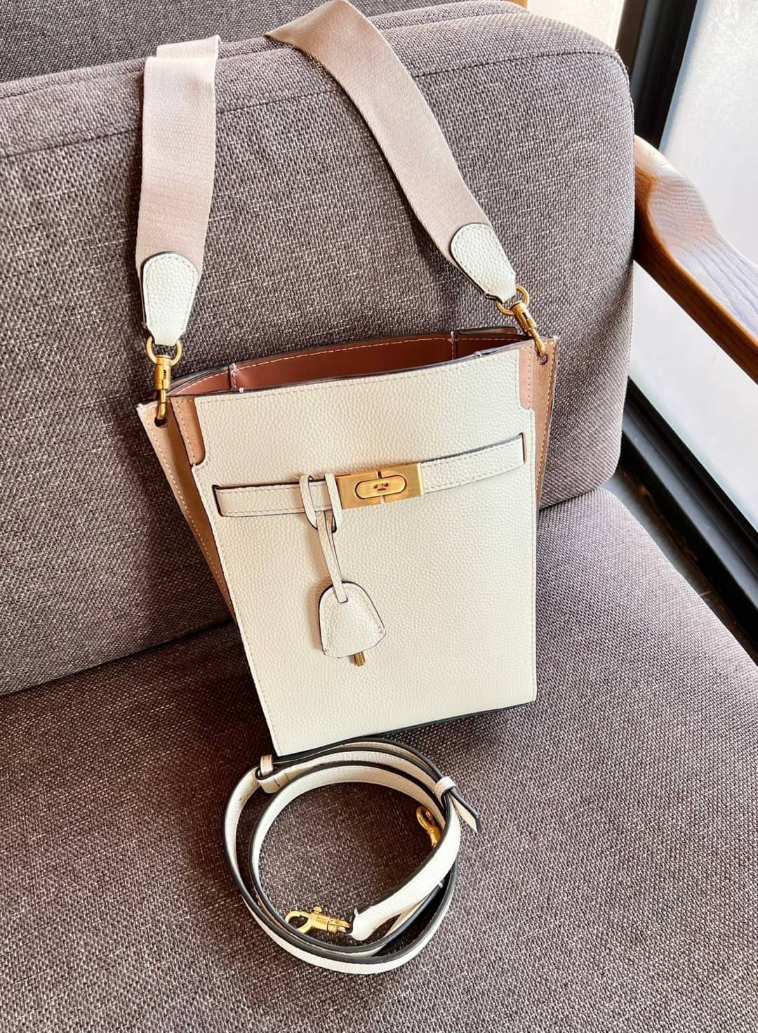 Large TORY BURCH LEE RADZIWILL PEBBIED BAG ((139014)) เป็นรุ่นที่สวย หรู น่าใช้มากๆค่ะ! ลุคหรูดูดีมากๆ กับกระเป๋าสะพายข้างจากTB ใบใหญ่