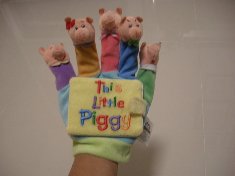 Scholastic - This Little Piggy หนังสือหุ่นนิ้วเล่านิทาน มือสอง