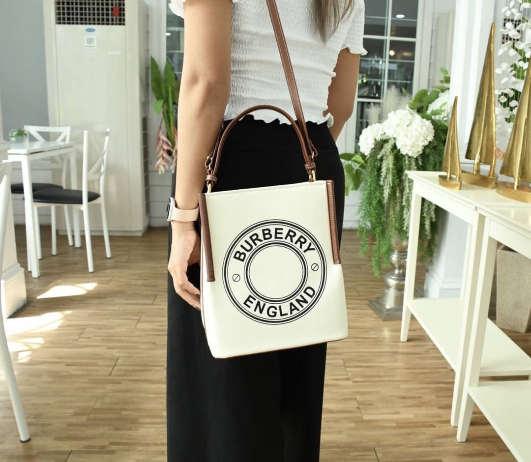 พรีเมี่ยมกิ๊ฟแท้ 100% 】Burberry canvas Bucket Bag Vip Gift with Purchase กระเป๋าถือหรือสะพายข้าง วัสดุ canvas อยู่ทรง ภายในโล่ง จุของได้เยอะ