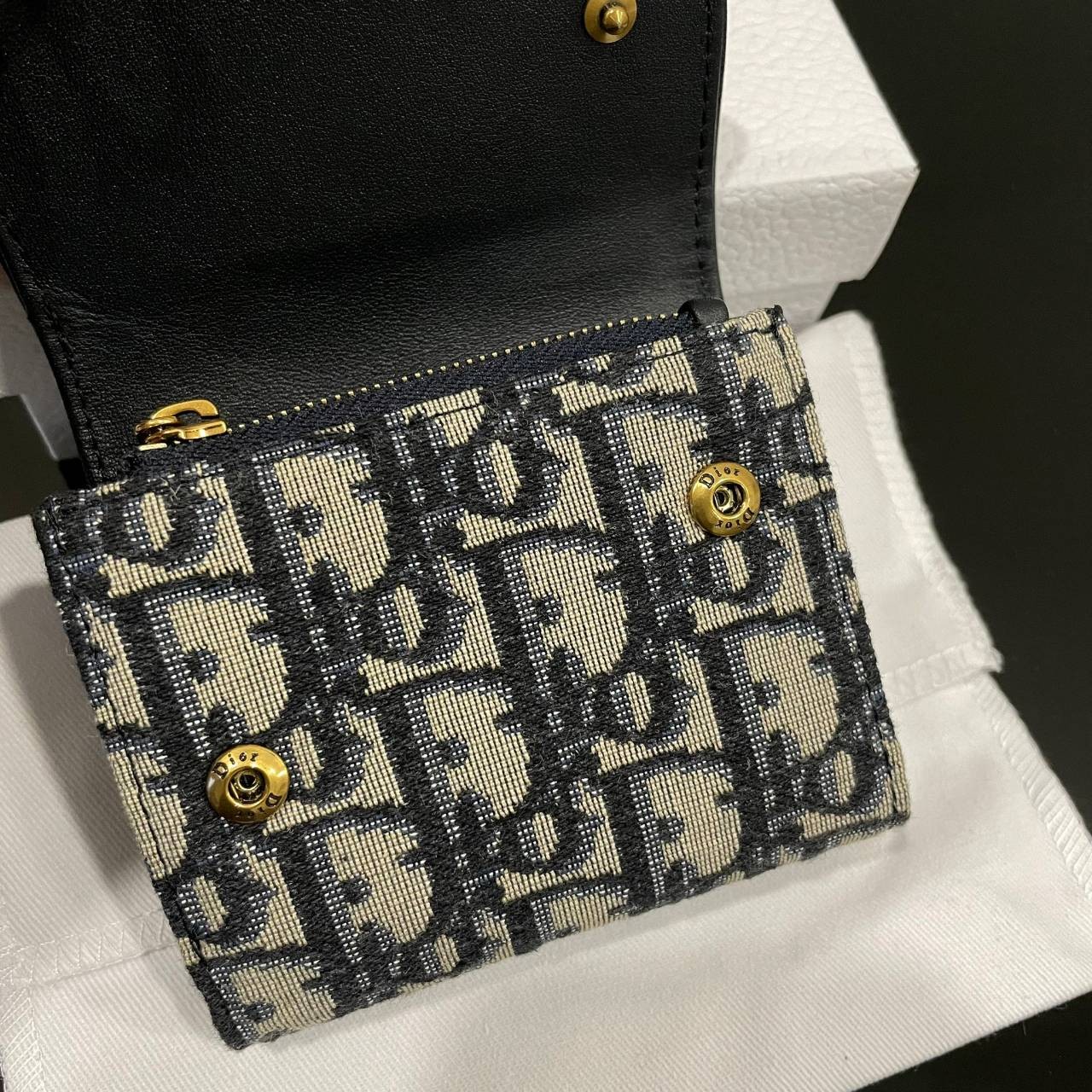 ORI 🥂DIOR Wallet Saddle Lotus / Dior tri-fold wallet เกรดออริจินอล กระเป๋าสตางค์ 3 พับ วัสดุหนังแท้ และผ้า Jacquard อย่างดี ทอสวยงามที่สุด ผสมผสานความสง่างามและคลาสสิกที่เข้ากับยุคสมัย ด้านหน้าโดดเด่นด้วยซิกเนเจอร์ของ Christian Dior อะไหล่สีทองอ่อ