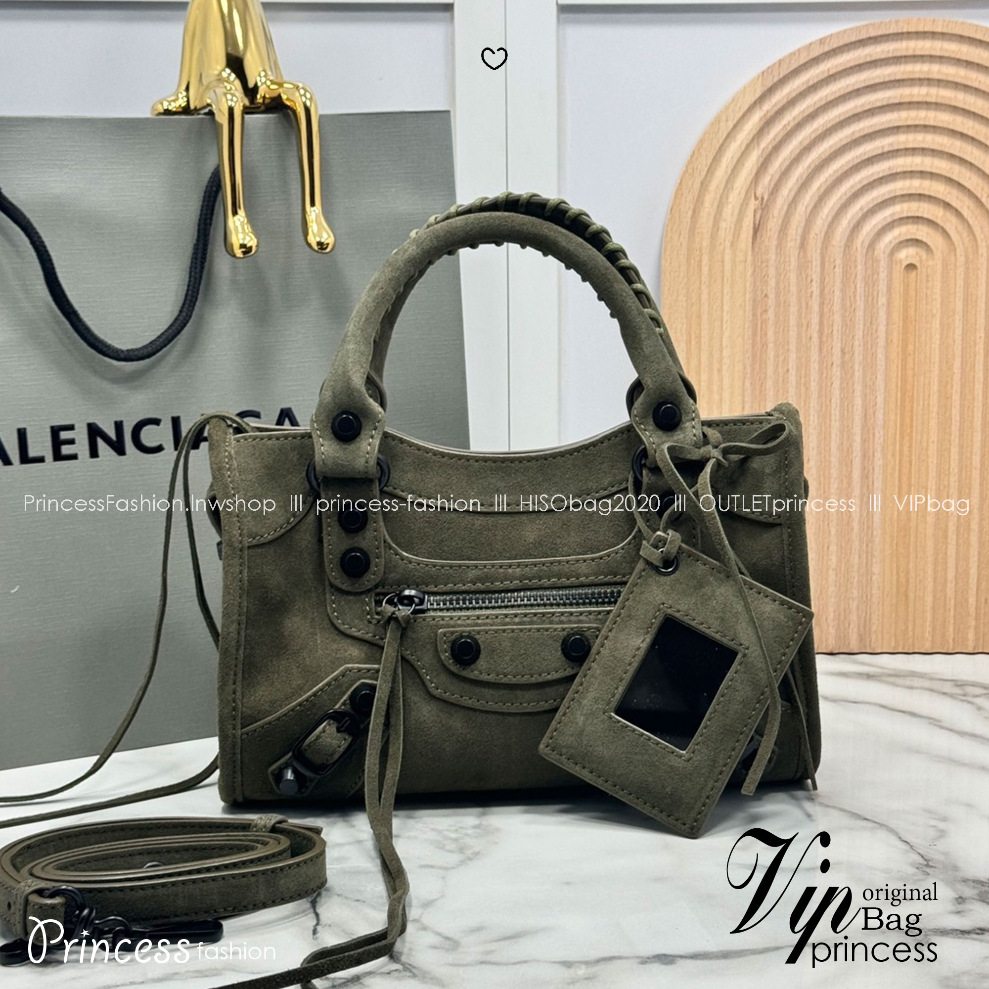ORI หนังแท้ | Balenciaga Le City suede bag กระเป๋าถือ/สะพายข้างดีไซน์โดดเด่นสวยเท่ล้ำสมัย ใหม่ล่าสุดงานหนังกลับที่สุดแห่งความไอคอนิกไม่เหมือนใคร มีกิมมิคและลูกเล่นแพรวพราว
