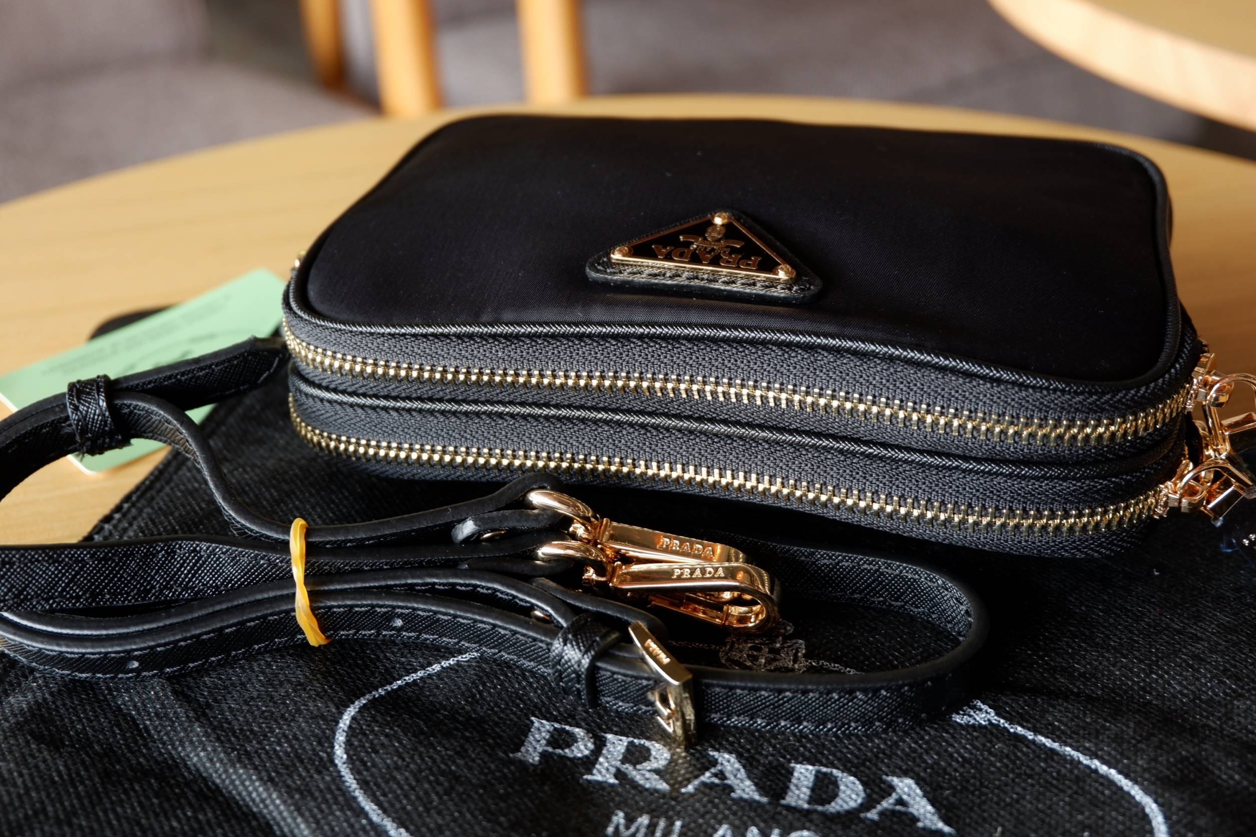 งานพรีเมี่ยมกิ้ฟ จากเคาเตอร์ต่างประเทศ - Best Seller อีกหนึ่งรุ่นค่ะ กระเป๋าอเนกประสงค์ จากแบรนด์ PRADA เป็นทรงสี่เหลี่ยม กระเป๋าเป็นผ้าไนล่อน ตามแบบฉบับของแบรนด์เลย ใบนี้มีสายยาว ปรับได้ 3 ระดับ สามารถสะพายเป็น shoulder bag ได้เลย ขนาดกำลังดีค่ะ มี2ซิป 2