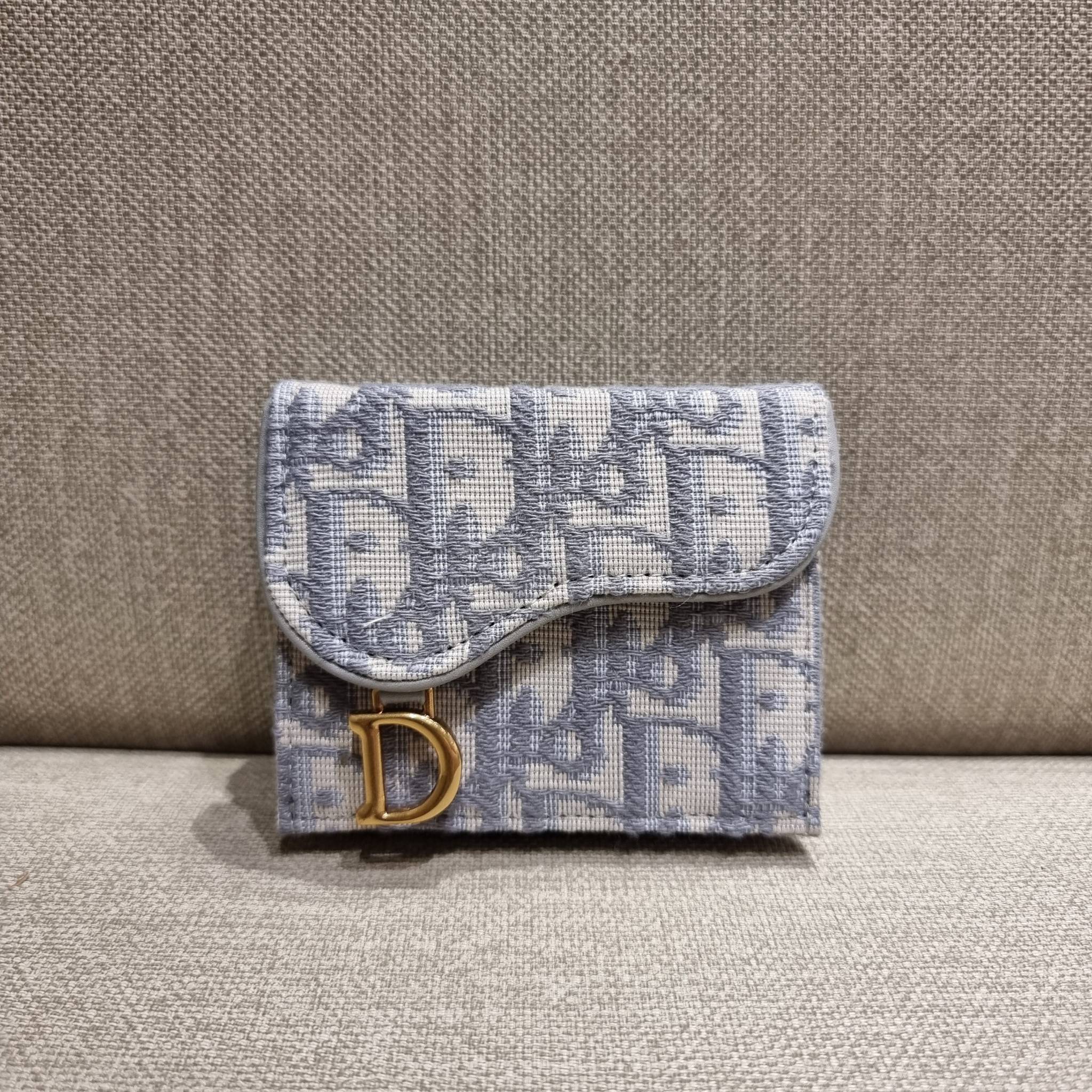 VIP 】CD MULTI WALLET WITH GWP กระเป๋าสตางค์ขนาดเหมาะมือ กะทัดรัดไม่กินพื้นที่ พรีเมี่ยมกิ๊ฟจากเคาน์เตอร์ ดีไซน์แบบพับ ใช้งานง่าย น่ารักน่าใช้จริงๆ วัสดุผ้าแคนวาสปักลาย สลับหนังแท้ภายใน ภายในมีช่องใส่บัตร ใส่ธนบัตรได้ สะดวกใช้มากๆ มาพร้อม box set ในราคาที่