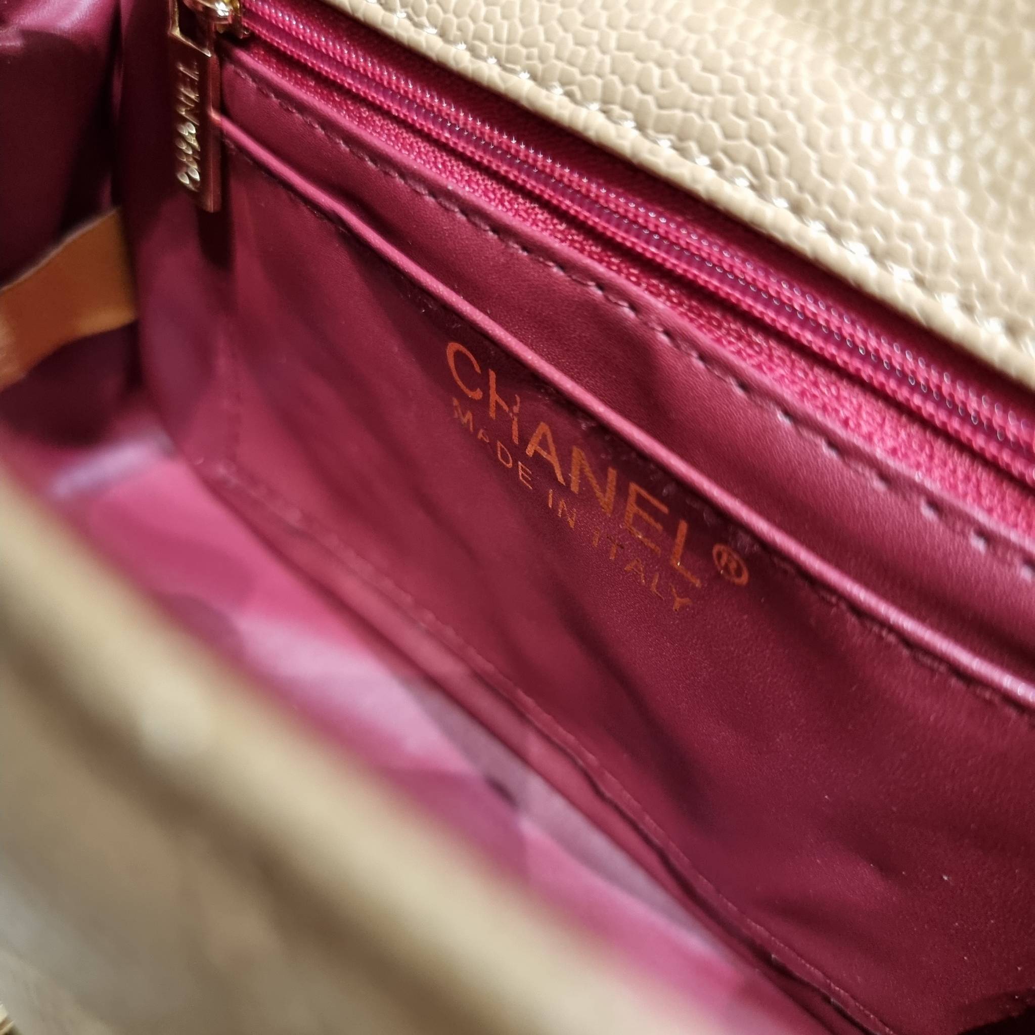 VIP 】3สี คัมแบคทูสต็อค!! จัดมาแน่นๆ พร้อมสีรับความเฮง!! พรีเมี่ยมจากแบรนด์ Chanel vip สุดพิเศษจากเคาน์เตอร์ กระเป๋าสะพาย หนังสังเคราะห์ลายคาร์เวีย หรูหราทั้งอะไหล่เงินและอะไหล่ทอง สะพายแล้วขับผิวมากๆใบนี้ เปิด-ปิดกระเป๋าด้วยตัวบิดล็อค ภายในกระเป๋าบุหนังสี