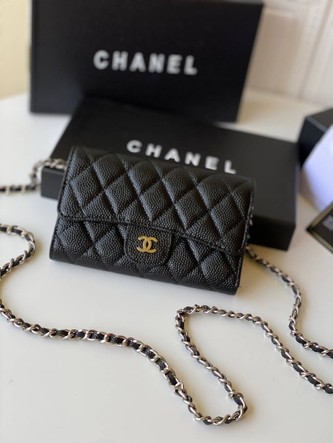 หนังแท้ CHANEL WALLET WITCH CHAIN รุ่นยอดนิยมไอเท็มฮิตวัสดุหนังคาเวียร์สวยคลาสสิคเปิดปิดด้วยฝาปิดกระดุมด้านหน้ามีโลโก้แบรนด์อะไหล่ทองสวยหรูดูดีมาพร้อมสายโซ่อะไหล่เงินและทอง ร้อยหนังจะสะพายไหล่ หรือ Crossbody ภาพถ่ายจากงานขายจริงสวยน่าใช้ Chanel mini นาทีน