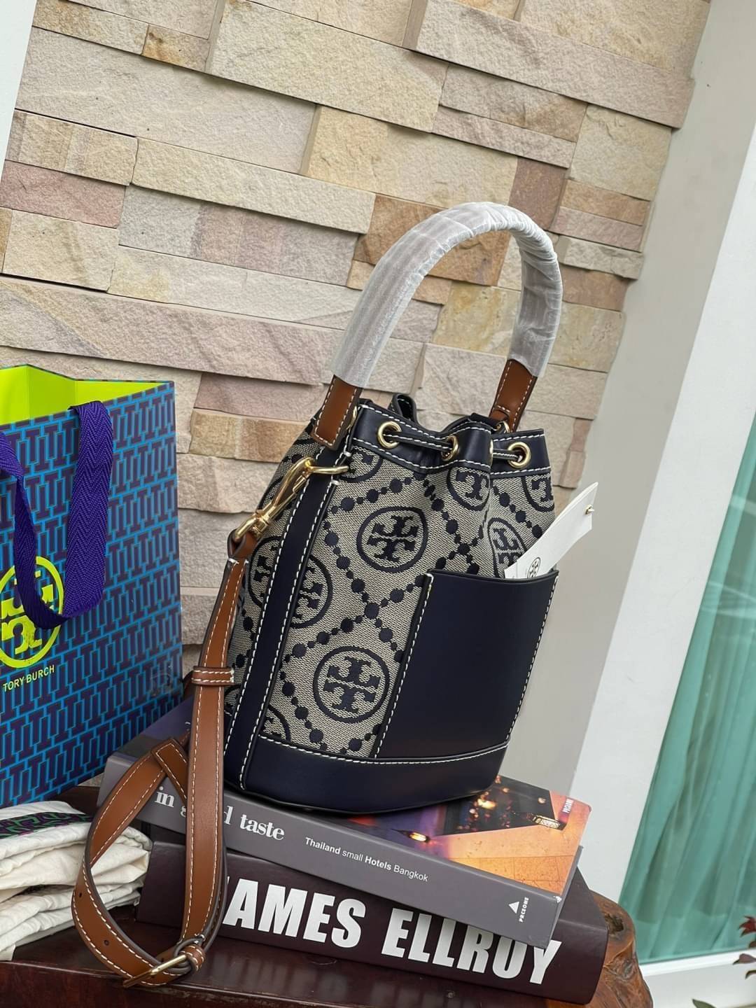 Medium Tory Burch T Monogram jacquard bucket bag เปิดตัวกระเป๋า T MONOGRAM รุ่นใหม่ล่าสุดจาก TORY BURCH ครั้งแรกกับโมโนแกรม ที่ได้รับแรงบันดาลใจมาจากโลโก้สุดคลาสสิก