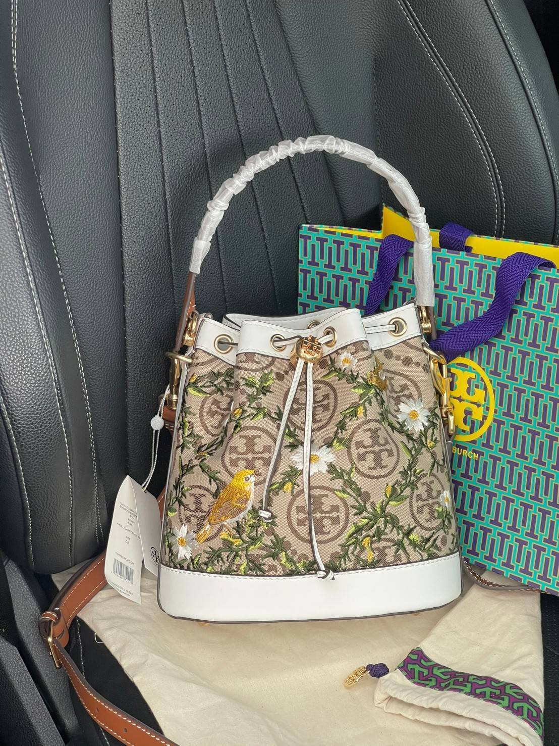 ของแท้ 💯% Tory burch t monogram jacquard embroidered bucket รุ่นใหม่ล่าสุดจาก TORY BURCH ครั้งแรกกับโมโนแกรม ที่ได้รับแรงบันดาลใจมาจากโลโก้สุดคลาสสิก